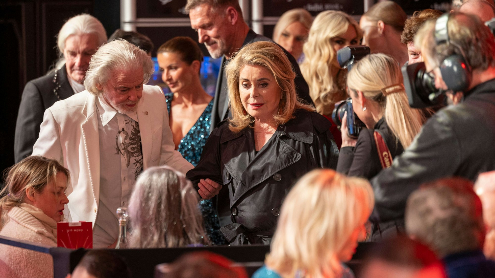 Schauspielerin Catherine Deneuve (Mitte) mit Hermann Bühlbecker (links).