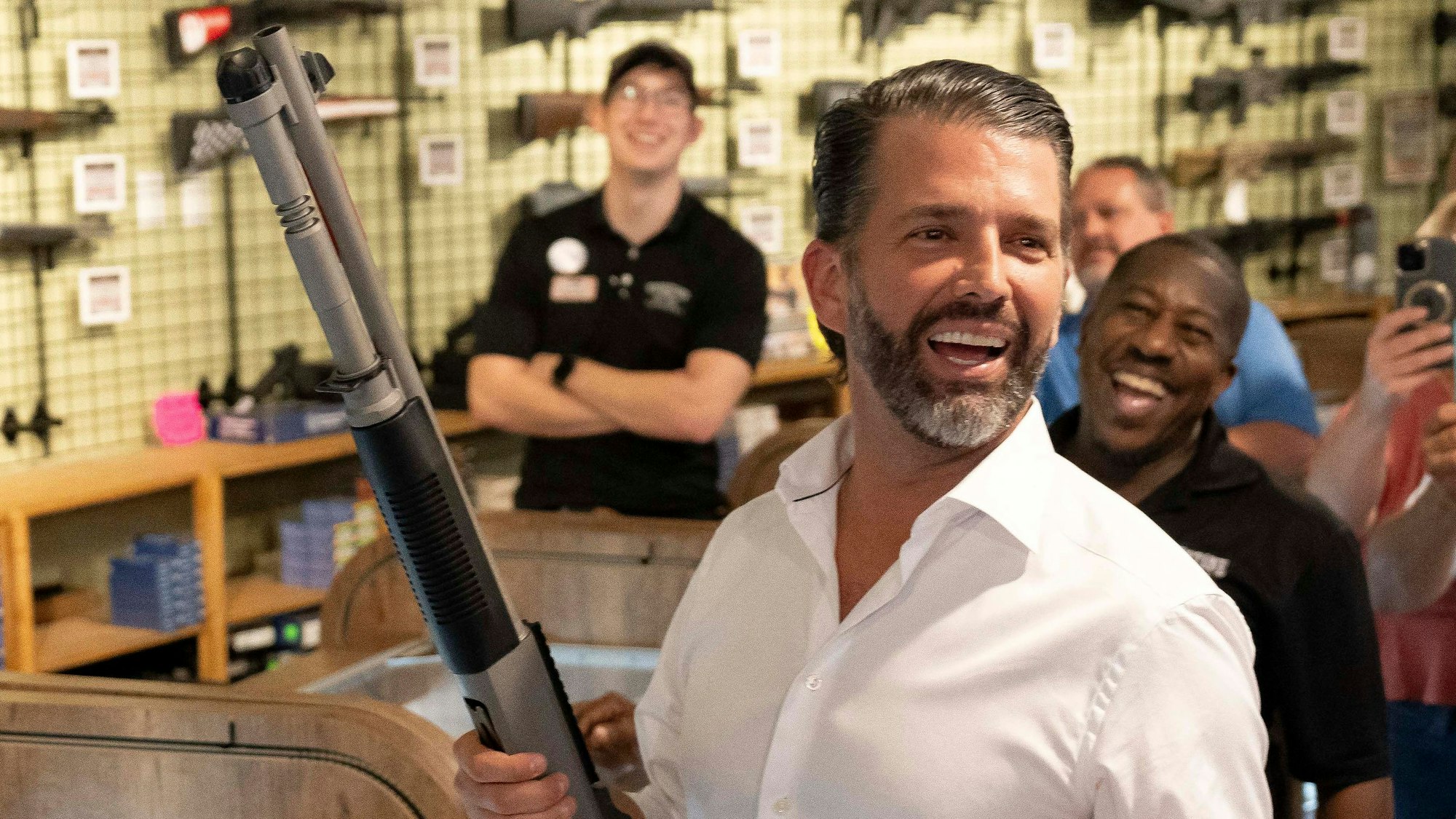 Donald Trump Jr., Sohn des US-Präsidenten, posiert mit einer Shotgun in einem Waffenladen in Arizona. (Archivbild)