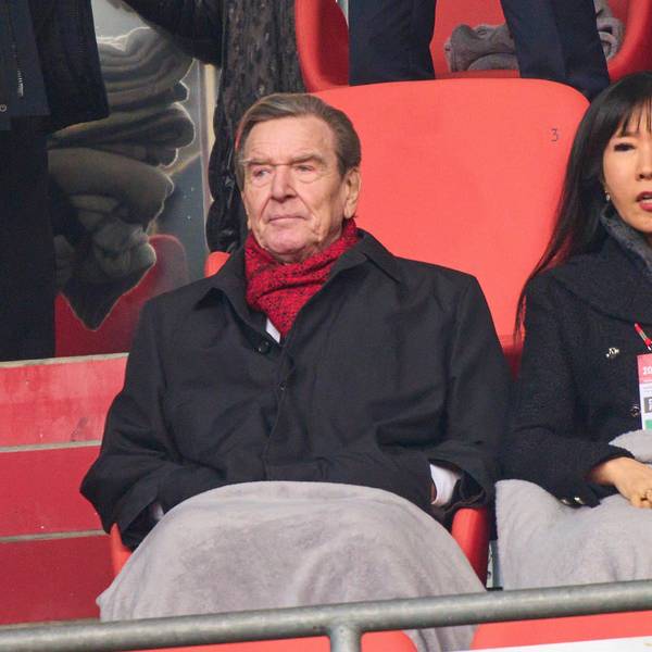 Gerhard Schröder mit seiner Frau So-Yeon Kim bei der Trauerfeier von Franz Beckenbauer in München.