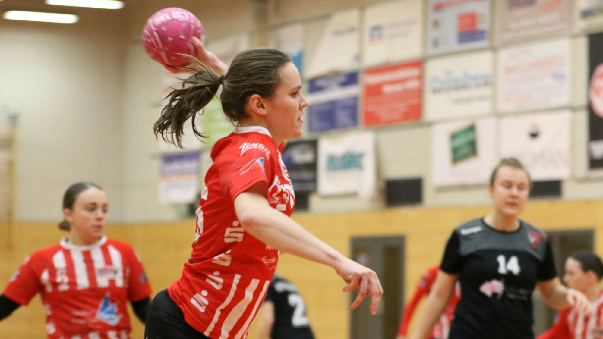 Handballerin Luca Stajenda beim Wurf.