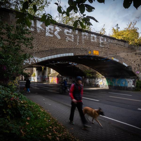 Von dieser Brücke an der Karlsruher Straße in Buchforst sprang der 53-Jährige in den Tod.