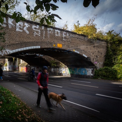 Von dieser Brücke an der Karlsruher Straße in Buchforst sprang der 53-Jährige in den Tod.