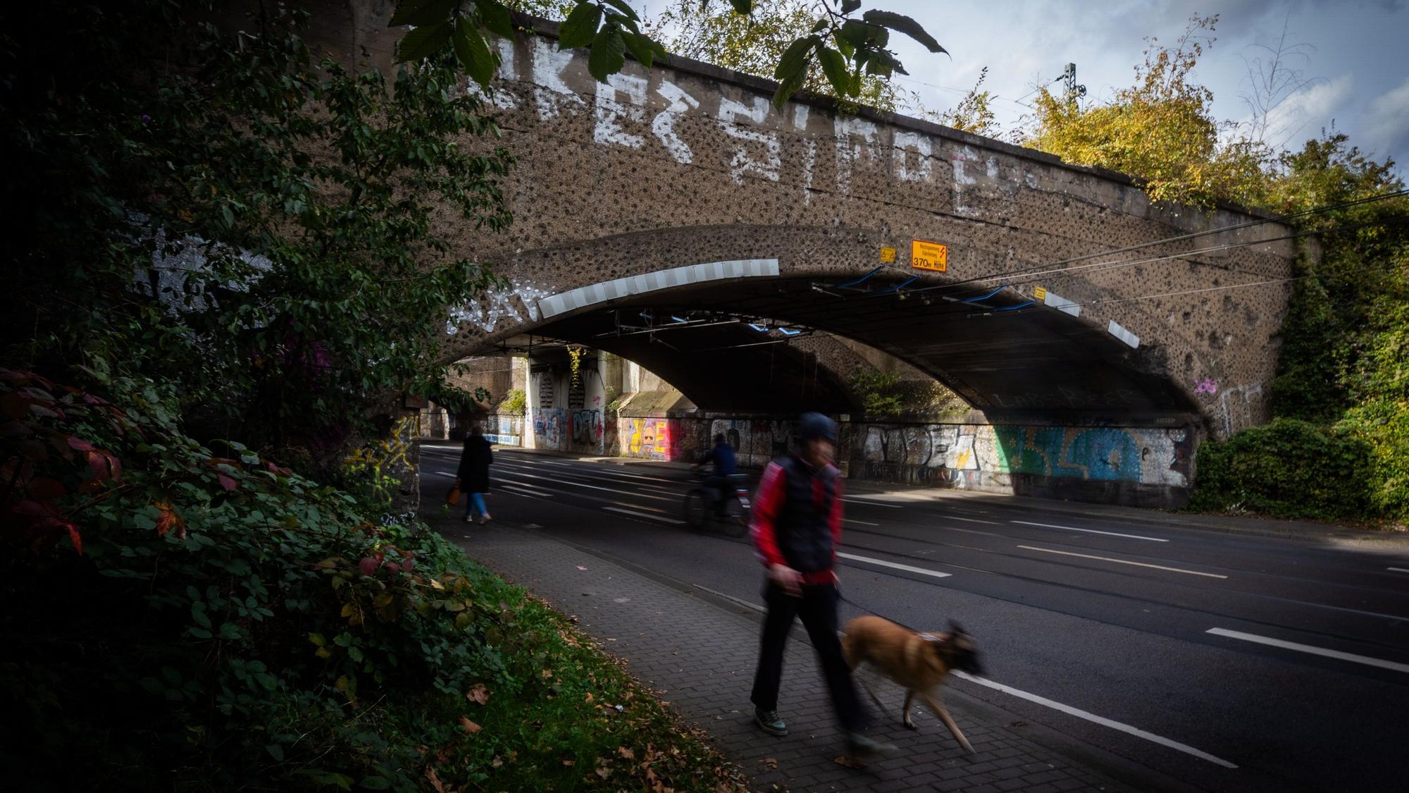 Von dieser Brücke an der Karlsruher Straße in Buchforst sprang der 53-Jährige in den Tod.
