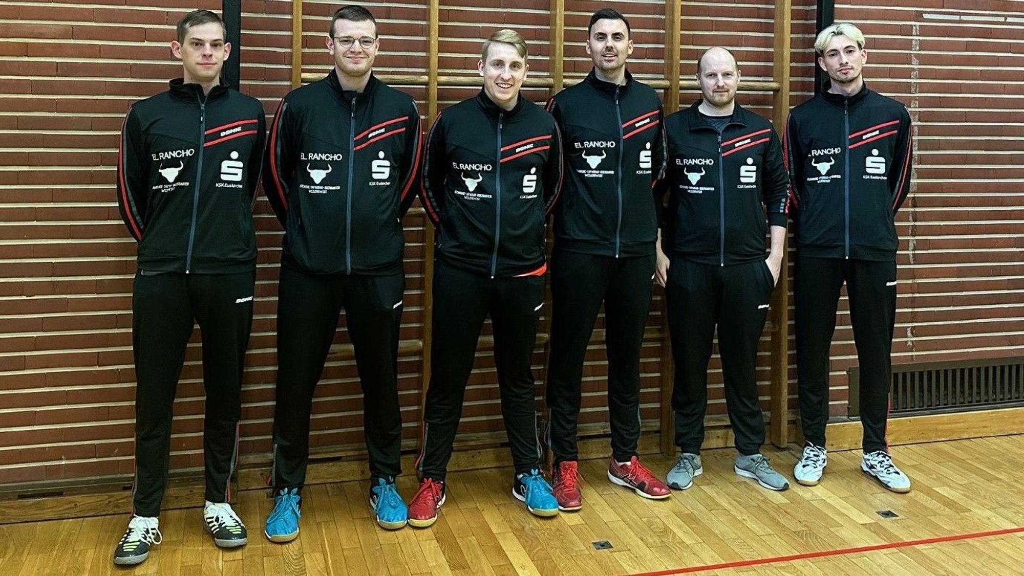 Sechs Spieler des TTC Vernich stehen nebeneinander vor einer braunen Wand.