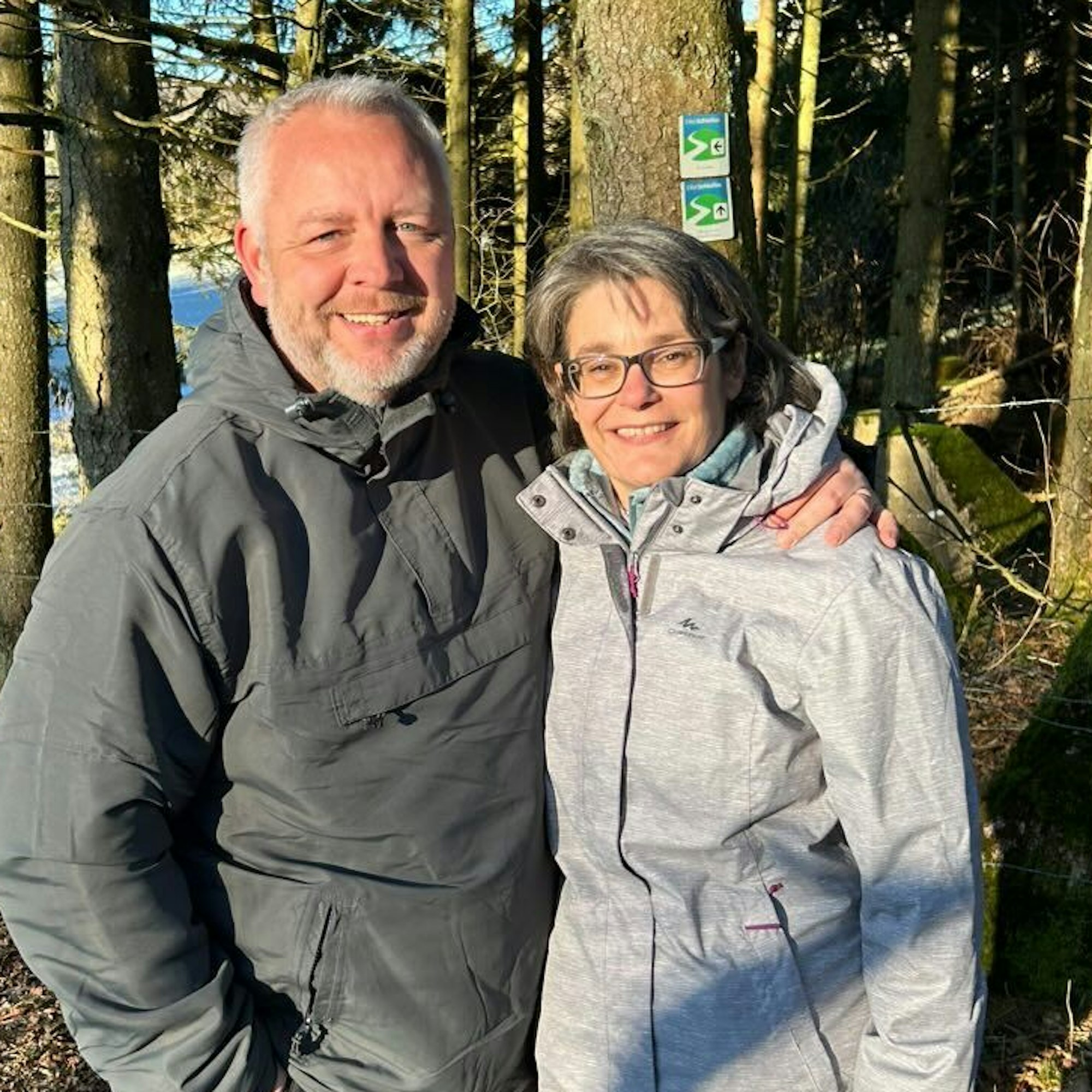 Diana und Torsten Beulen aus Dürscheven während einer Wanderung auf einer Eifelschleife.