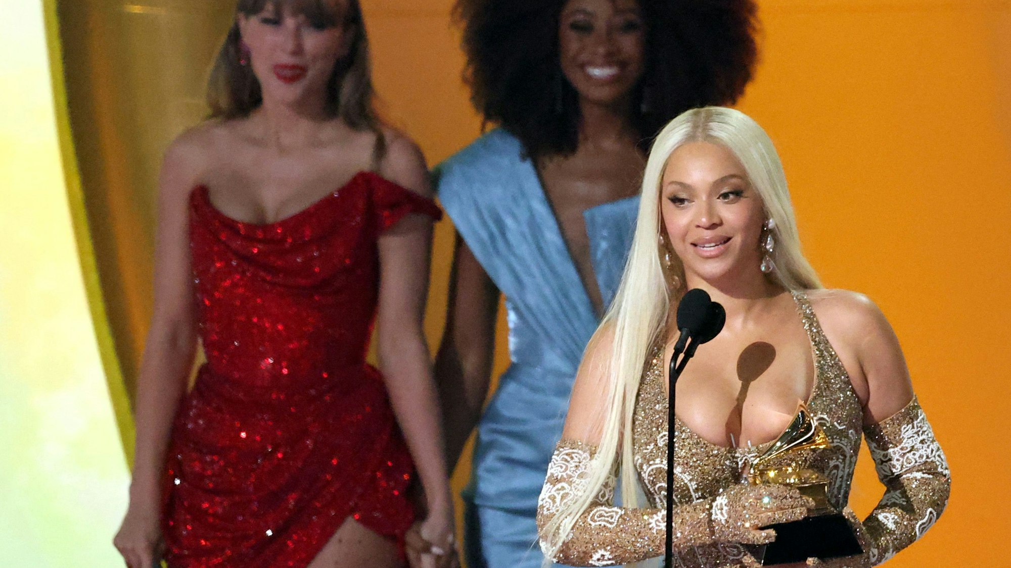 Beyoncé nimmt den Grammy für das beste Country-Album für „Cowboy Carter“ entgegen.