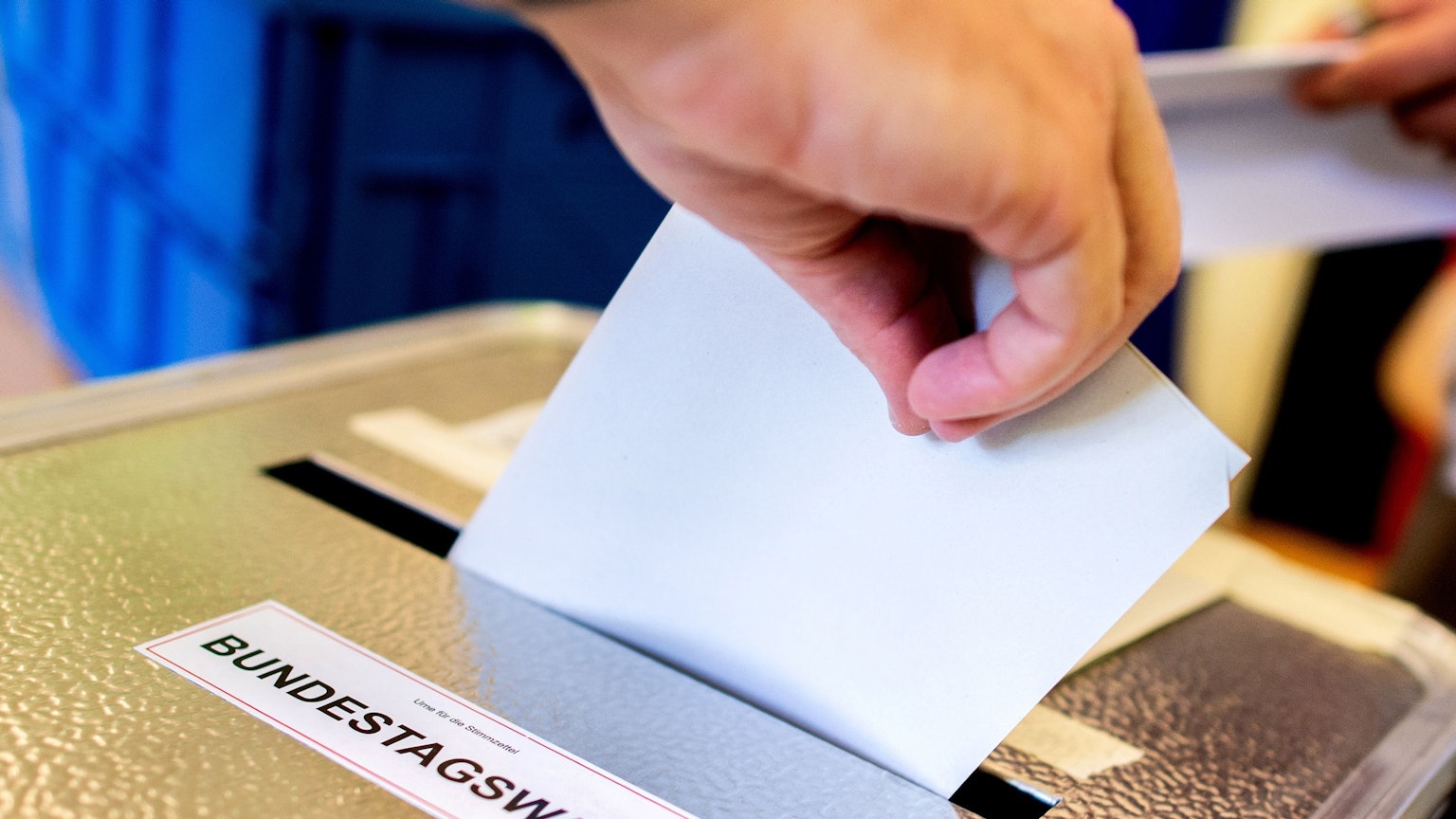 Am 23. Februar können Menschen in Deutschland in Wahllokalen ihre Stimme für die Bundestagswahl abgeben. Einige stimmen vorher schon per Briefwahl ab. (Symbolbild)