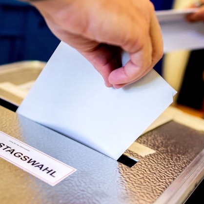 Am 23. Februar können Menschen in Deutschland in Wahllokalen ihre Stimme für die Bundestagswahl abgeben. Einige stimmen vorher schon per Briefwahl ab. (Symbolbild)