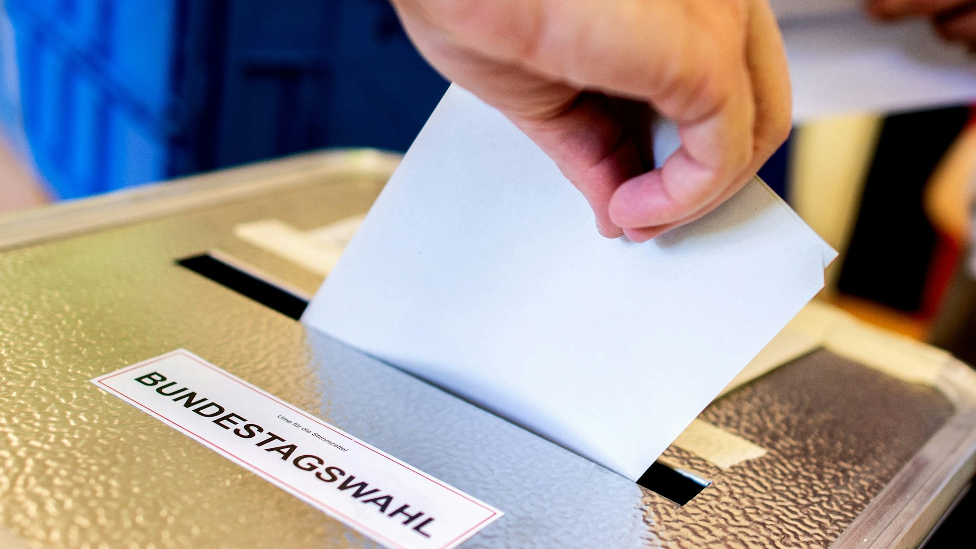 Am 23. Februar können Menschen in Deutschland in Wahllokalen ihre Stimme für die Bundestagswahl abgeben. Einige stimmen vorher schon per Briefwahl ab. (Symbolbild)