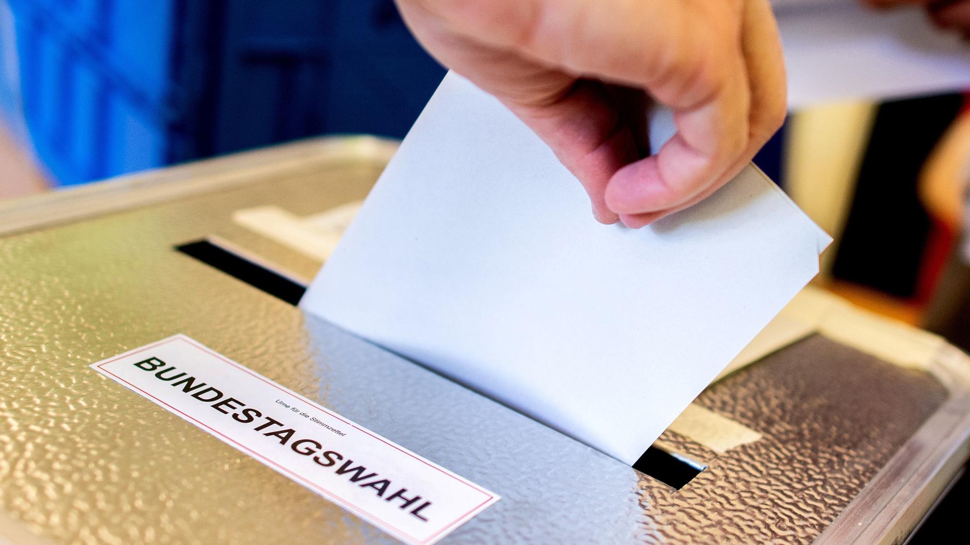 Am 23. Februar können Menschen in Deutschland in Wahllokalen ihre Stimme für die Bundestagswahl abgeben. Einige stimmen vorher schon per Briefwahl ab. (Symbolbild)