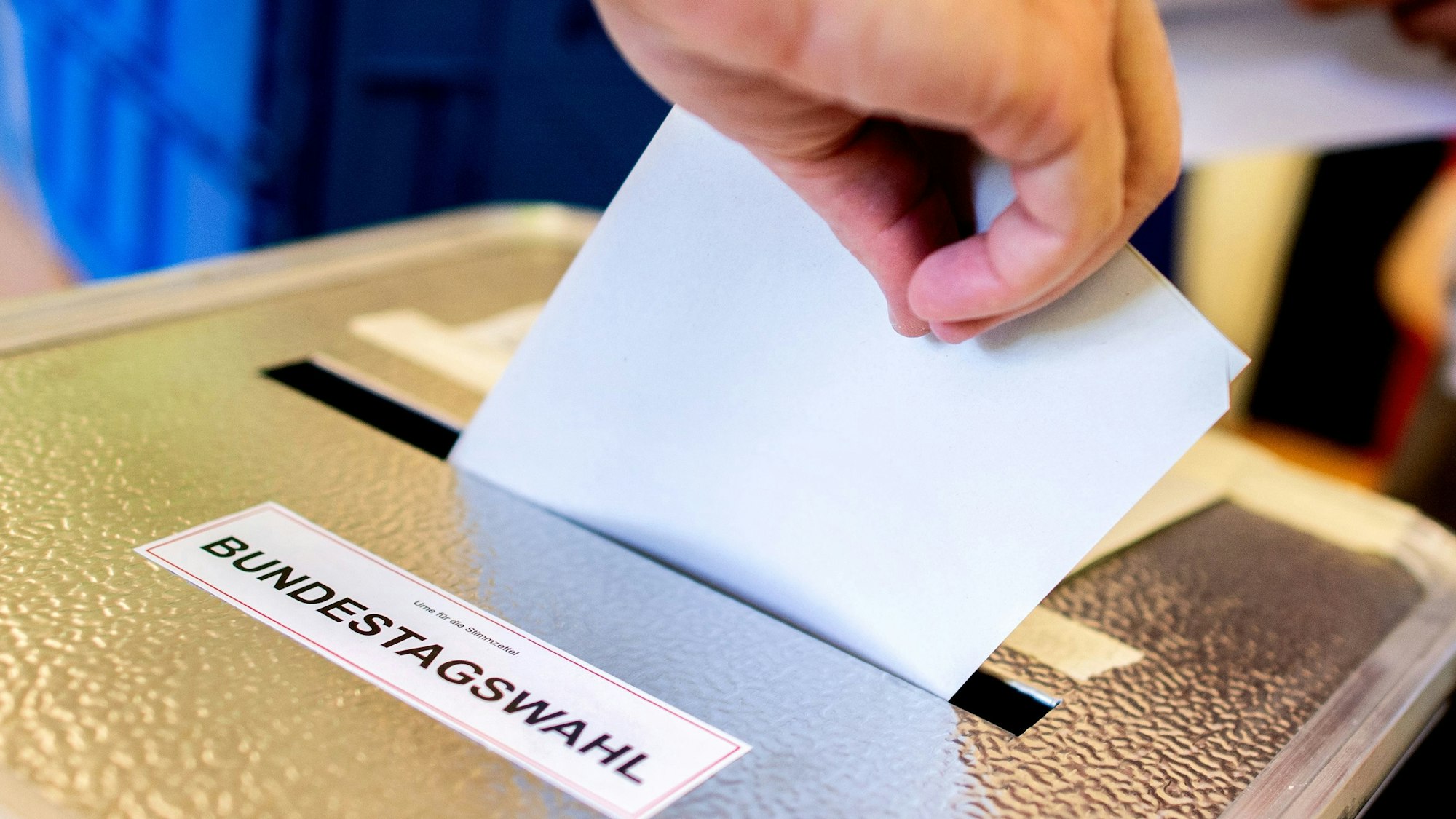 Am 23. Februar können Menschen in Deutschland in Wahllokalen ihre Stimme für die Bundestagswahl abgeben. Einige stimmen vorher schon per Briefwahl ab. (Symbolbild)