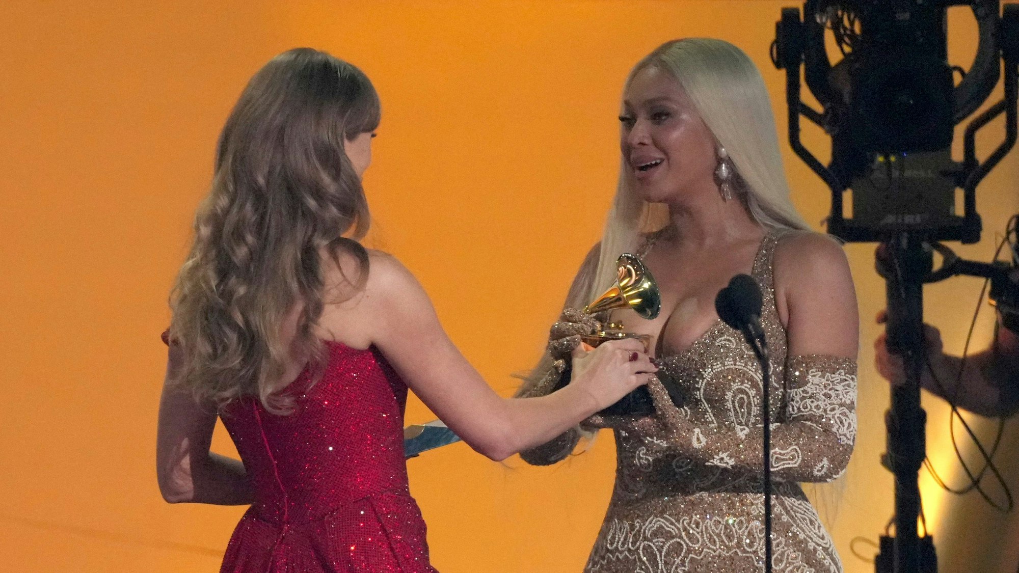 Taylor Swift (l) überreicht den Preis für das beste Country-Album an Beyoncé für „Cowboy Carter“ während der 67. Grammy Awards.