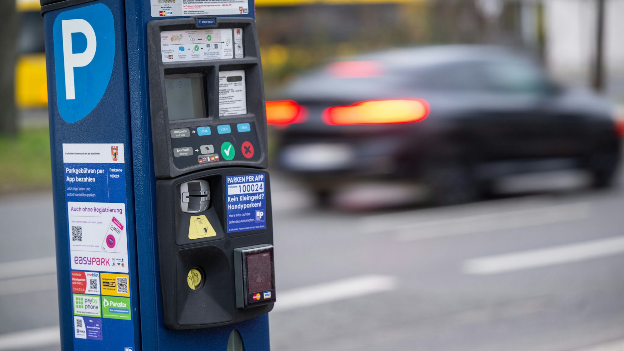 Heimtückische Masche bei Parkautomaten: Mit überklebten falschen QR-Codes kassieren Betrüger bei Autofahrern ab.