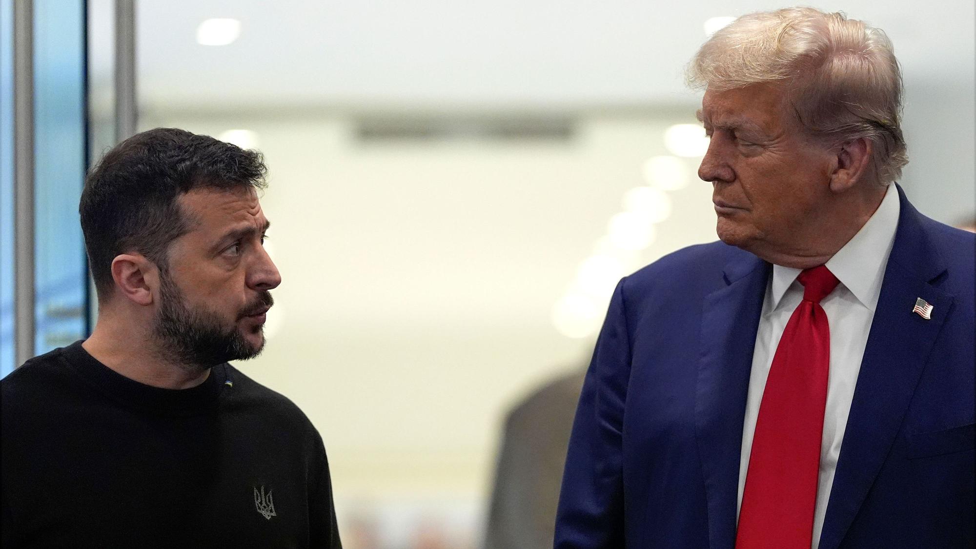 Wolodymyr Selenskyj im Gespräch mit Donald Trump. Der ukrainische Präsident besuchte die USA zuletzt vor den Wahlen im November.