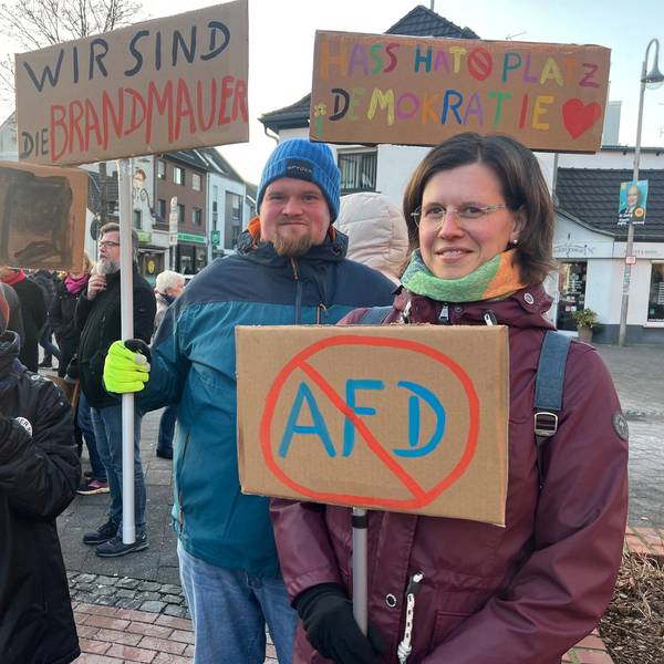 Auf dem Marktplatz in Pulheim fand die erste Demonstration für Toleranz und Vielfalt statt.