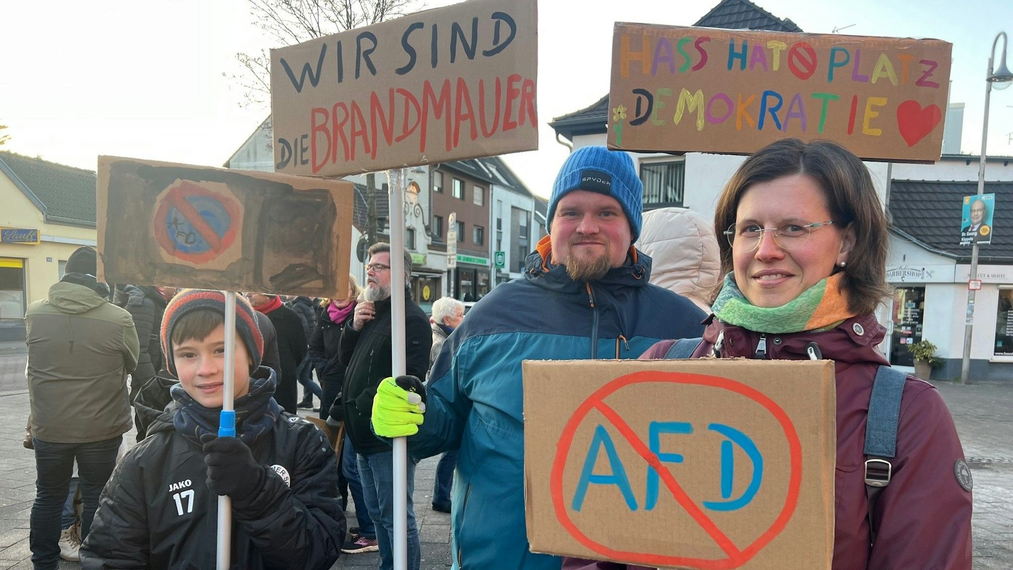 Auf dem Marktplatz in Pulheim fand die erste Demonstration für Toleranz und Vielfalt statt.