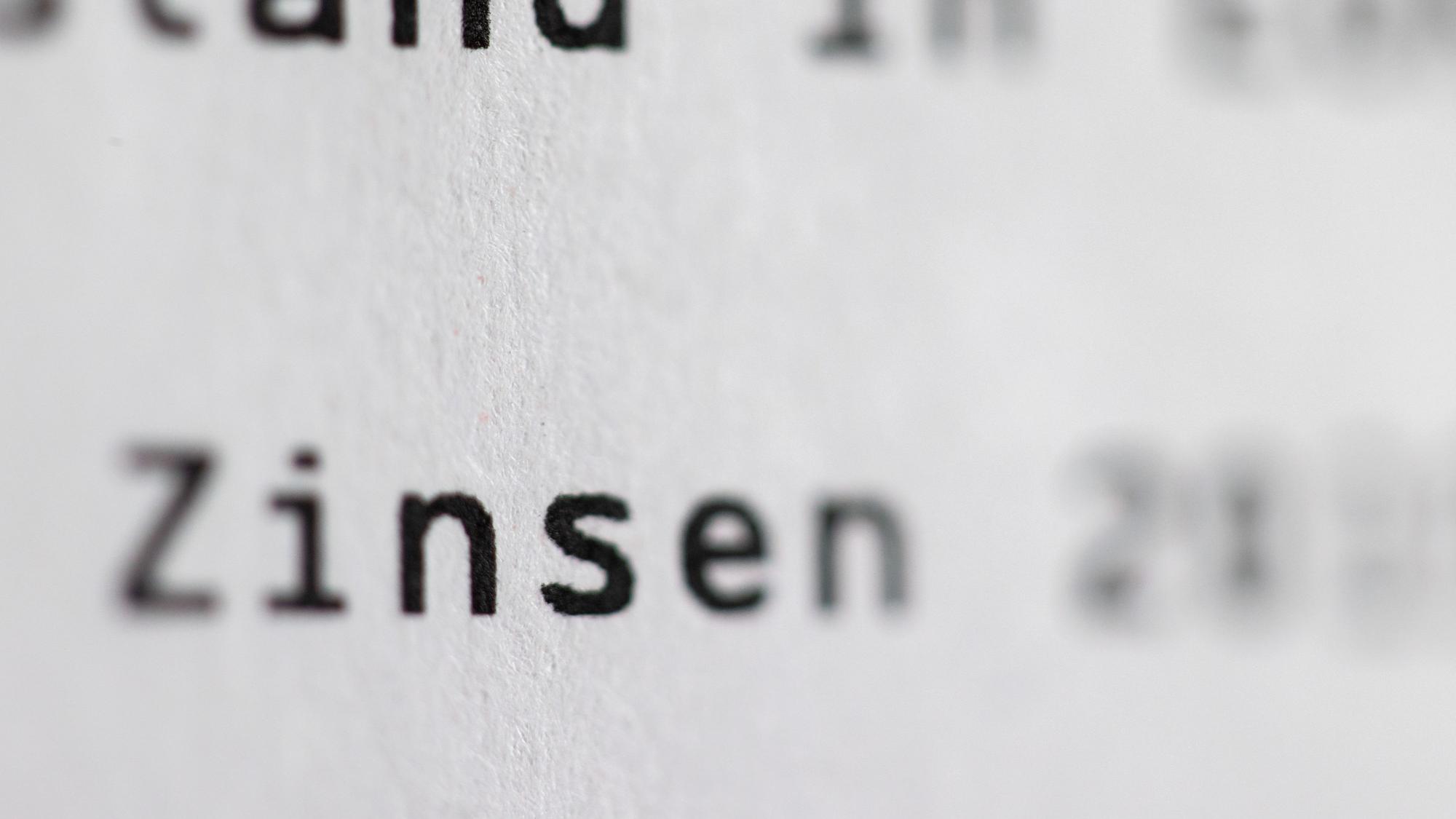 ARCHIV - 09.04.2021, Bayern, Nürnberg: «Zinsen» steht auf einem Kontoauszug.