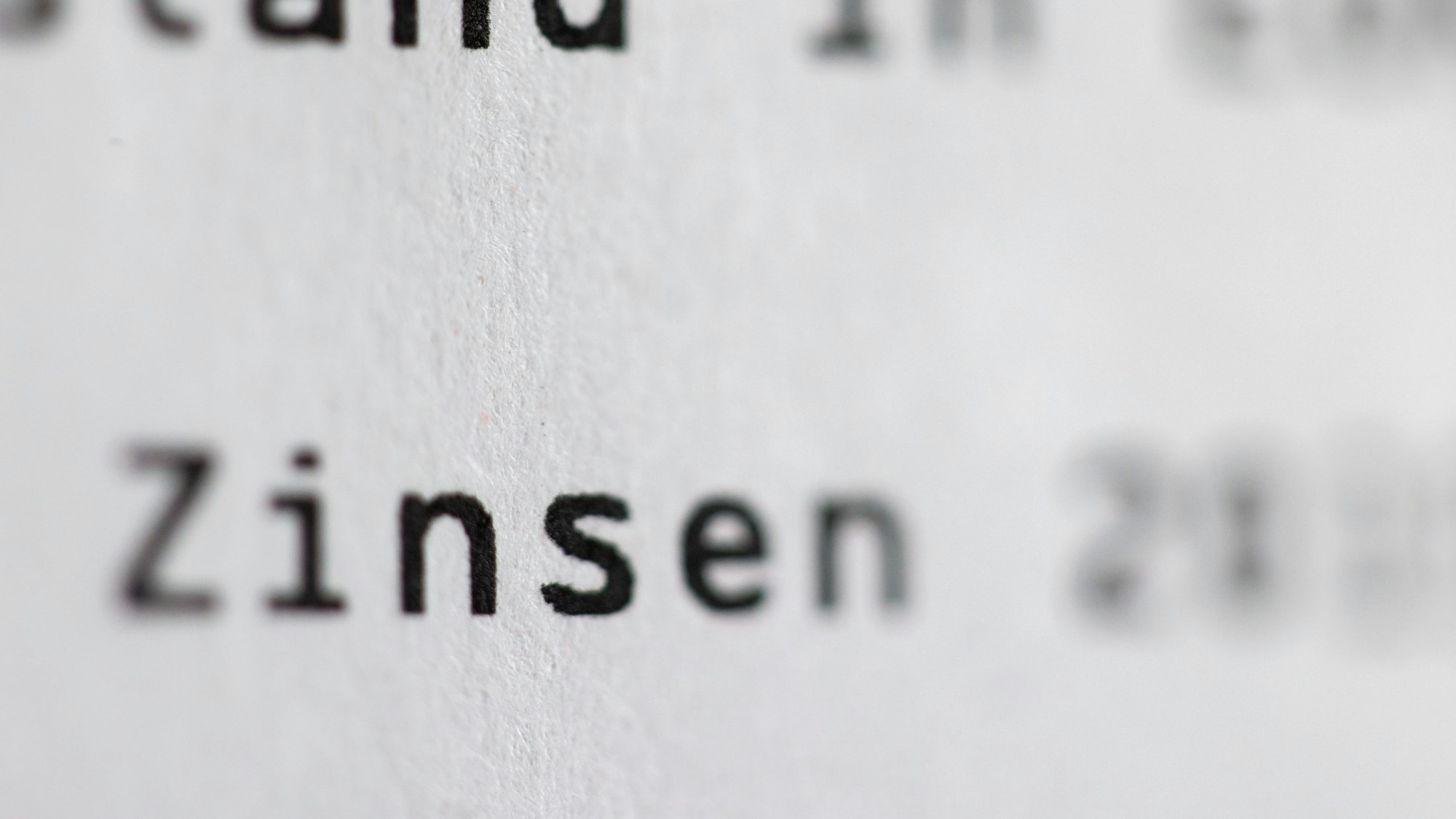 ARCHIV - 09.04.2021, Bayern, Nürnberg: «Zinsen» steht auf einem Kontoauszug.