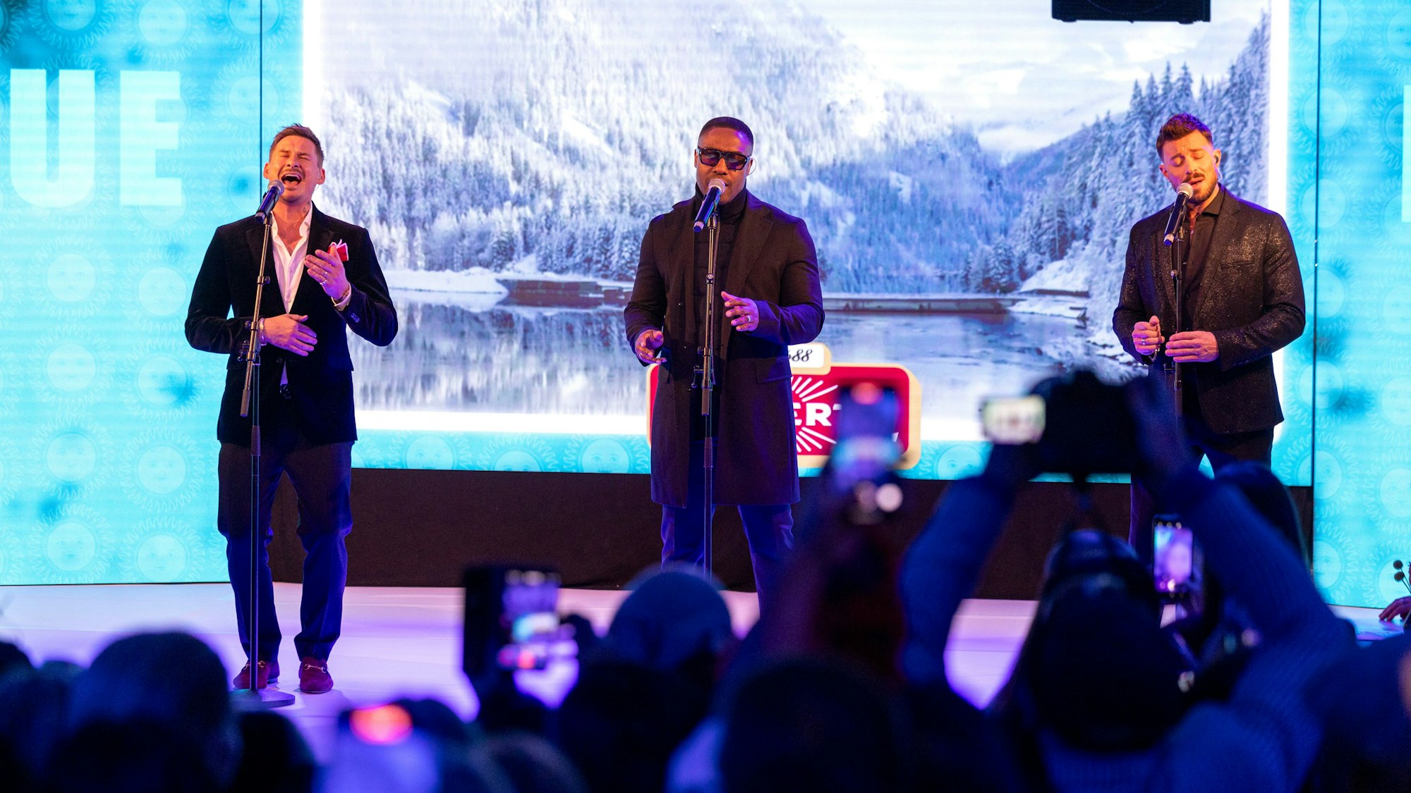 Die britische Band Blue trat im Wartesaal am Dom auf.