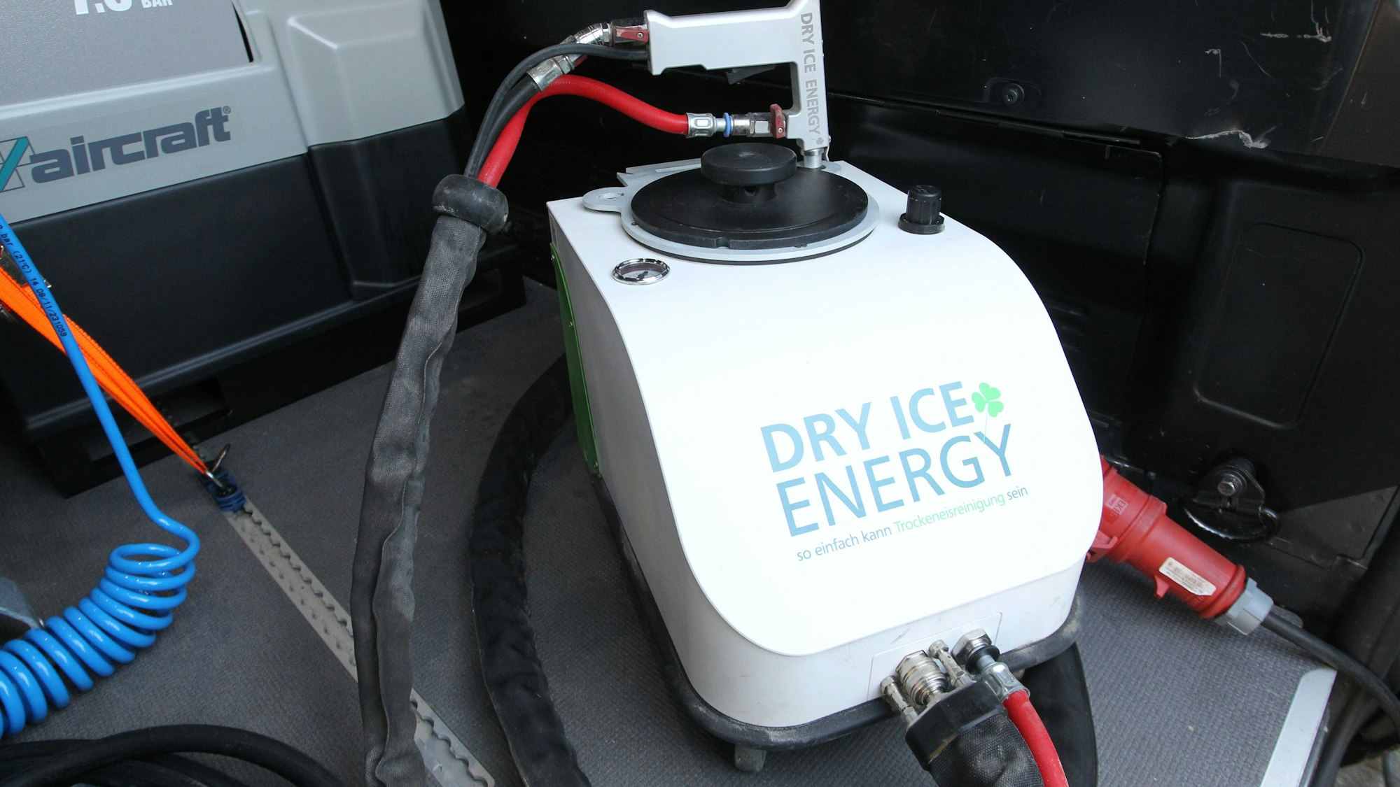 Mit diesem Trockeneis-Strahlgerät wird das Material mit 10 Bar Druck auf die verschmutzten Oberflächen gestrahlt.