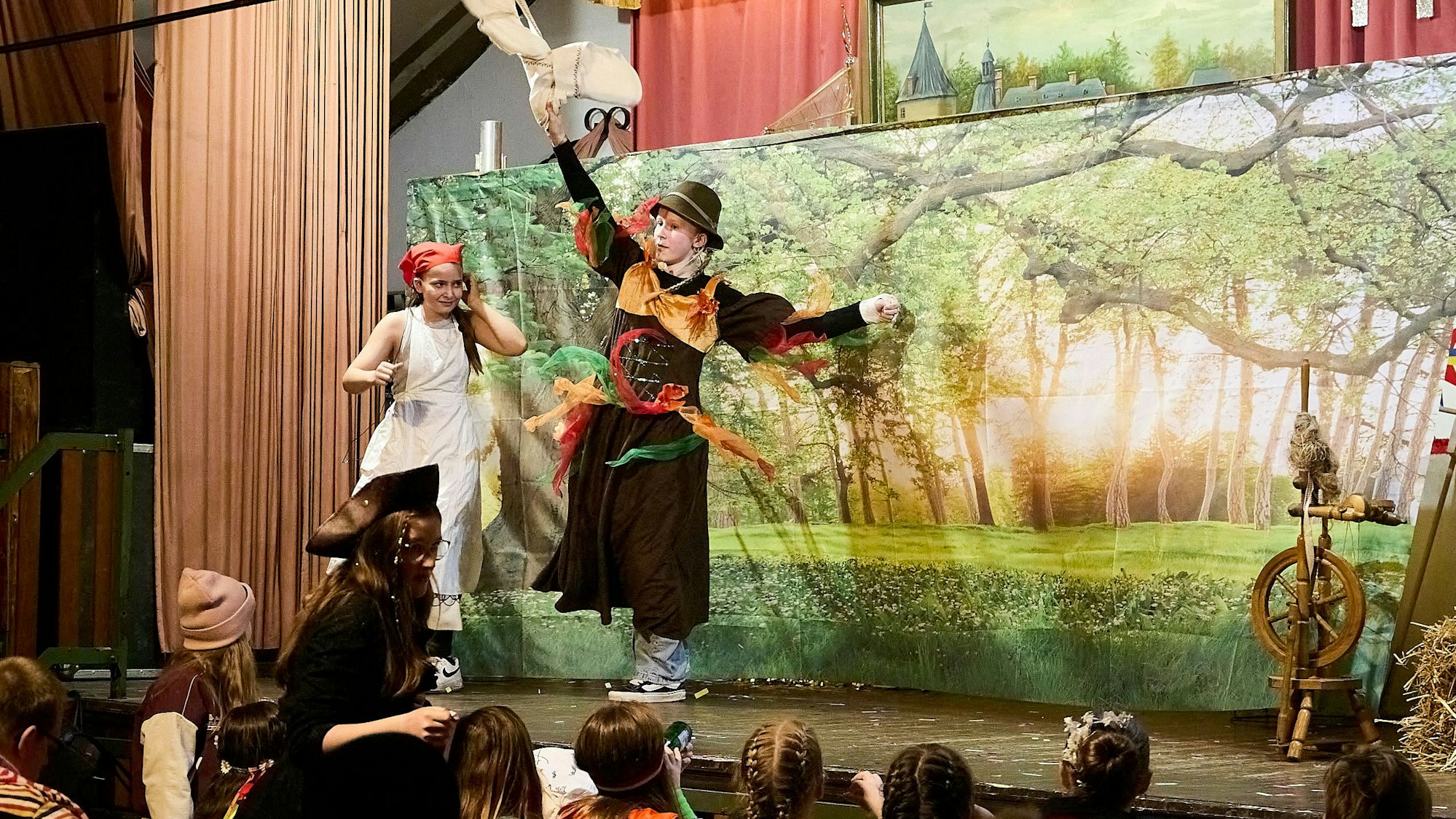 Ein junger Karnevalist steht im Rumpelstilzchen-Kostüm auf der Bühne.