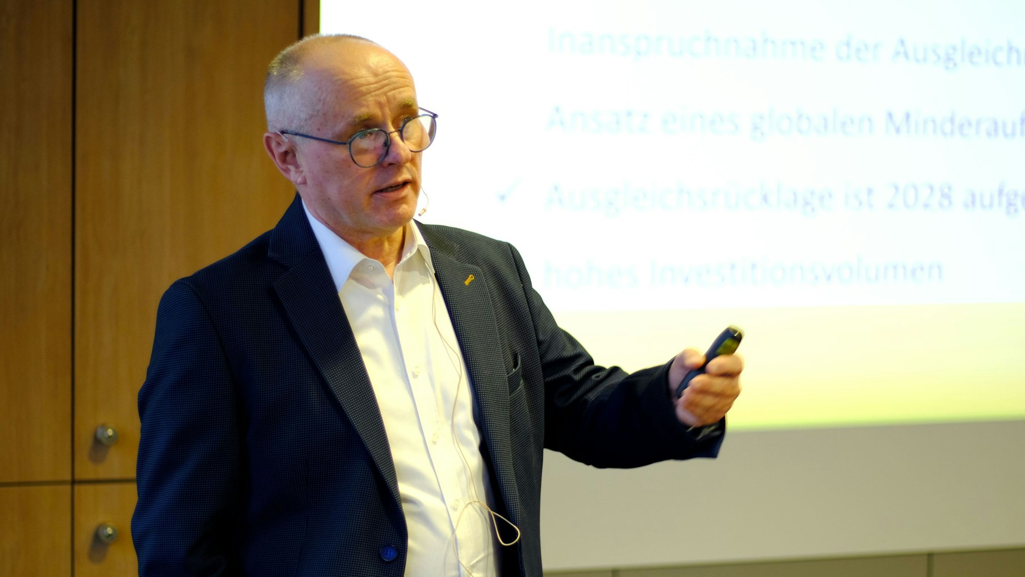 Ralf Claßen, Kämmerer der Stadt Mechernich, bei seinem Vortrag zum Haushalt 2025.