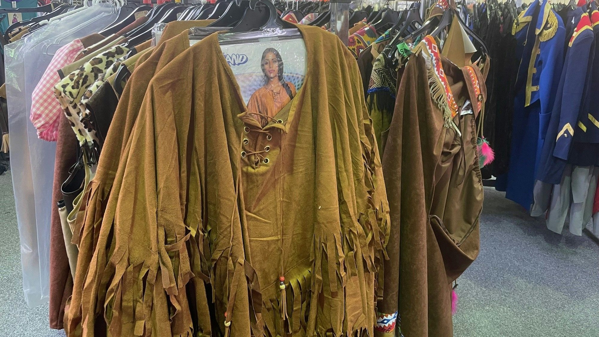 Das Bild zeigt einen Kleiderständer mit zahlreichen Indianer-Kostümen.