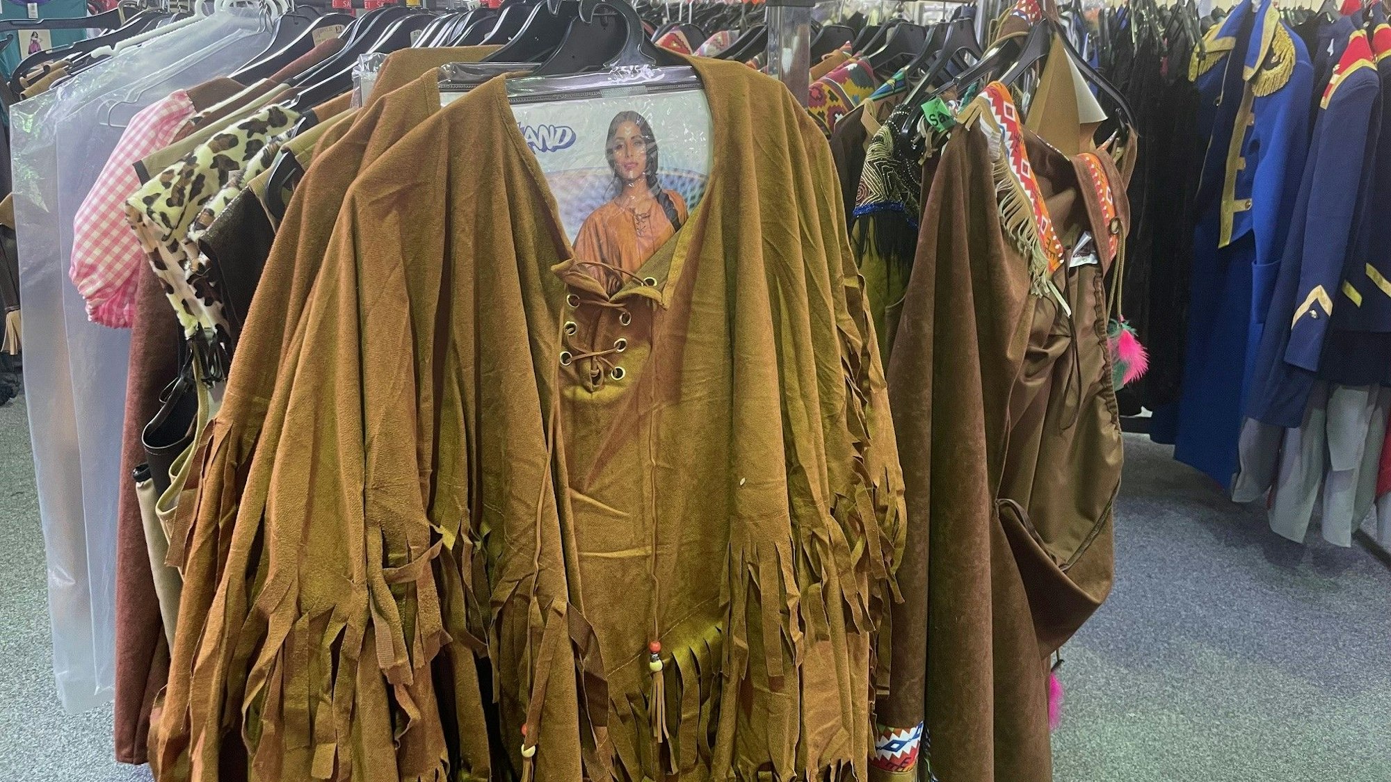 Das Bild zeigt einen Kleiderständer mit zahlreichen Indianer-Kostümen.