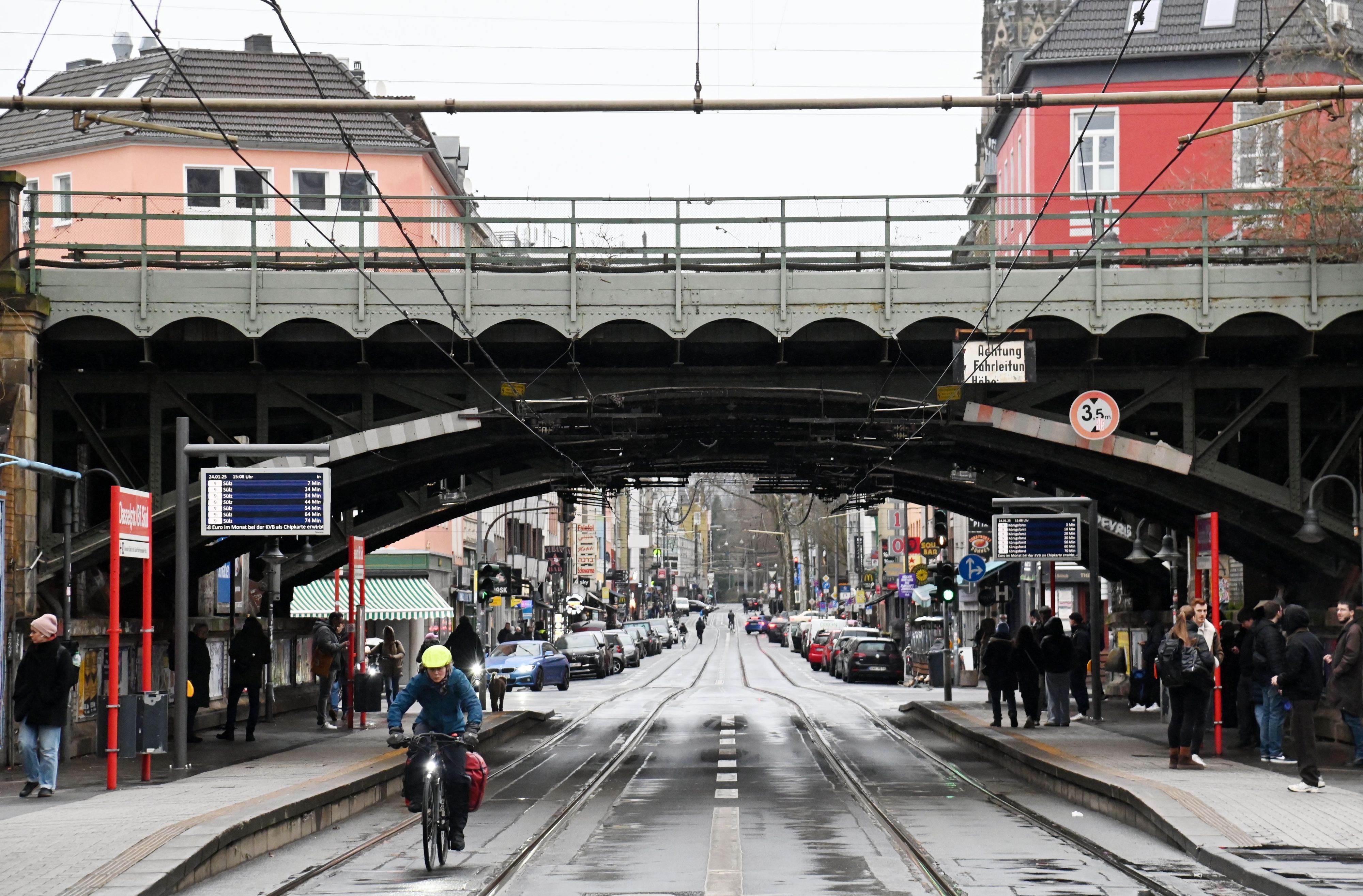 Am frühen Sonntagmorgen ist es auf der Zülpicher Straße zu einer Schussabgabe gekommen. Ein Mann wurde schwer verletzt. (Archivbild)