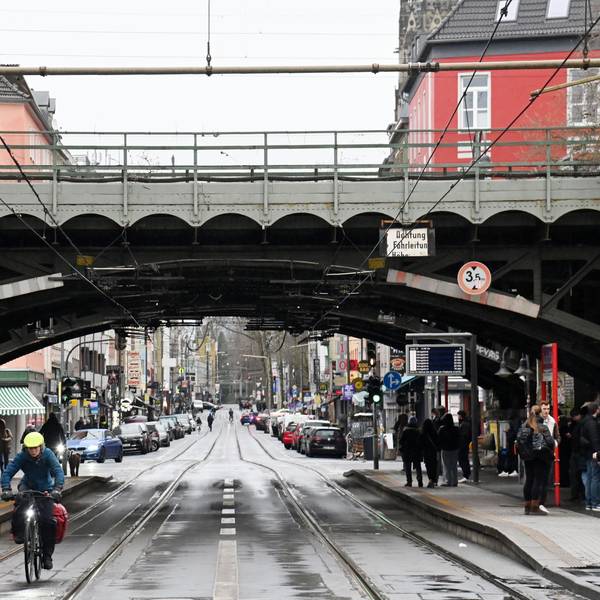 Am frühen Sonntagmorgen ist es auf der Zülpicher Straße zu einer Schussabgabe gekommen. Ein Mann wurde schwer verletzt. (Archivbild)