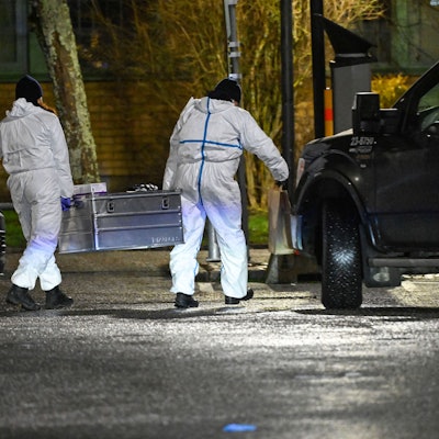 04.02.2025, Schweden, Örebro: Einsatzkräfte der Polizei arbeiten am Tatort an der Risbergska-Schule. Mehrere Menschen sind durch Schüsse an einer Schule im schwedischen Örebro ums Leben gekommen. Foto: Pontus Lundahl/TT News Agency/AP/dpa +++ dpa-Bildfunk +++