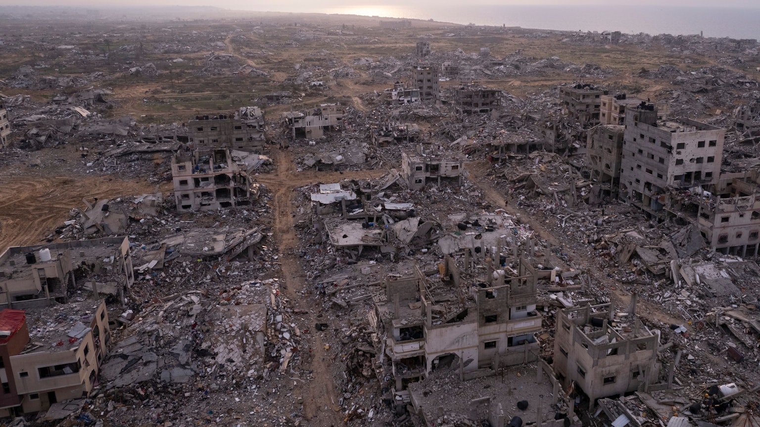 Palästinensische Gebiete, Gaza: Gebäude, die durch die israelische Luft- und Bodenoffensive zerstört wurden, sind im Viertel Tel al-Hawa im Gazastreifen zu sehen.