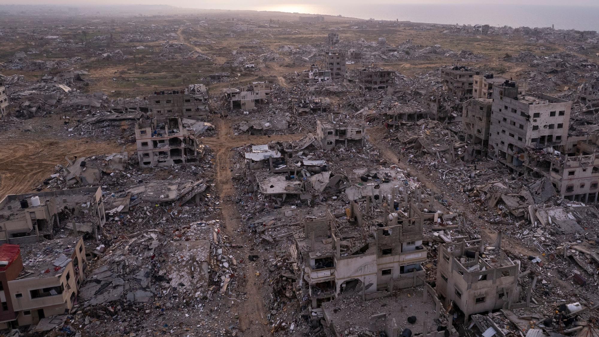 Palästinensische Gebiete, Gaza: Gebäude, die durch die israelische Luft- und Bodenoffensive zerstört wurden, sind im Viertel Tel al-Hawa im Gazastreifen zu sehen.