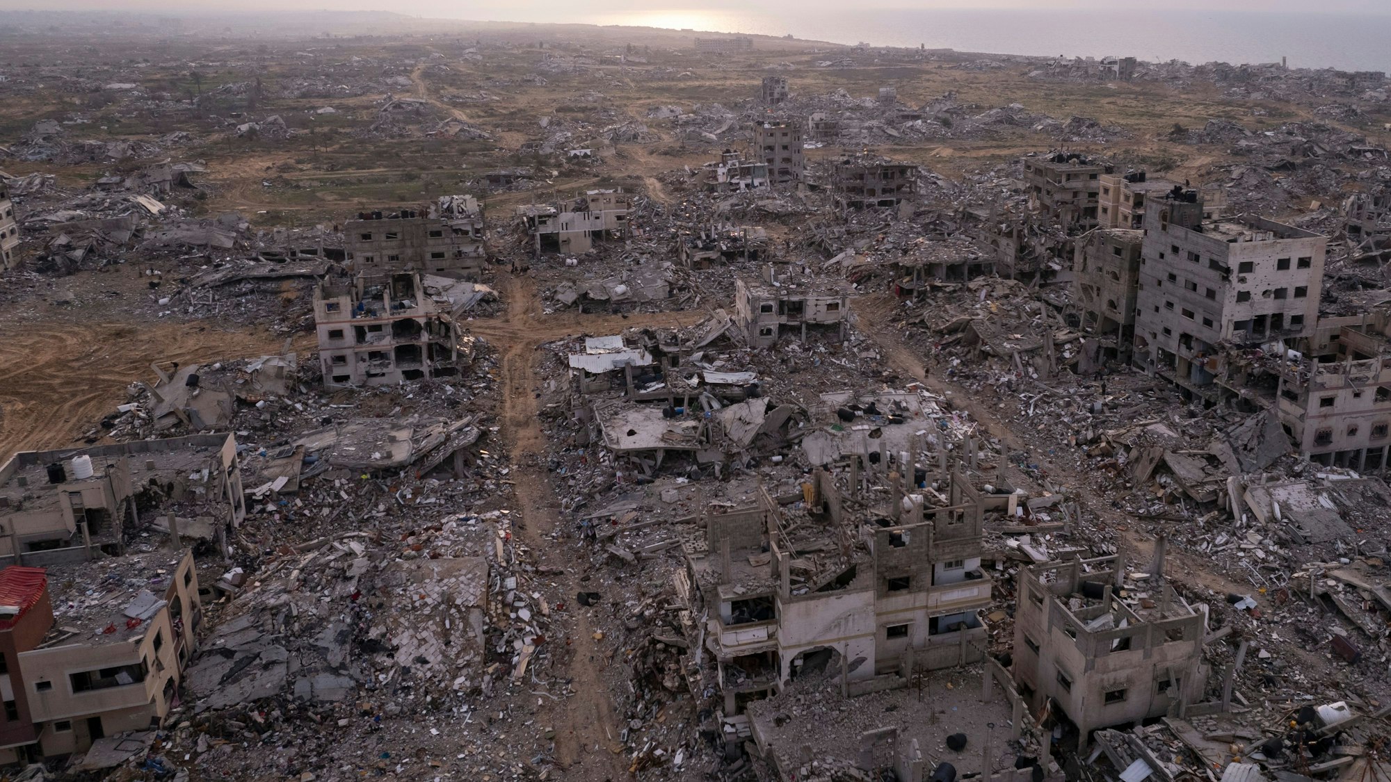 Palästinensische Gebiete, Gaza: Gebäude, die durch die israelische Luft- und Bodenoffensive zerstört wurden, sind im Viertel Tel al-Hawa im Gazastreifen zu sehen.