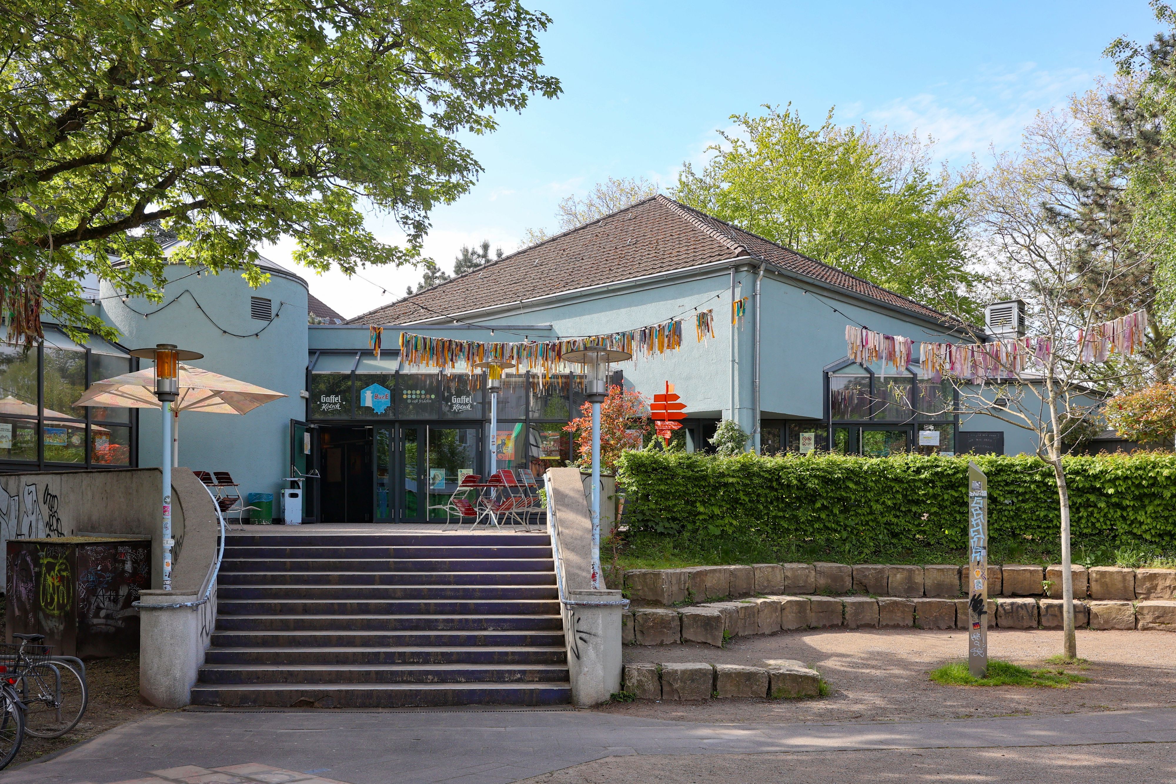 Das Kölner Bürgerzentrum ist vom Park aus zu sehen.