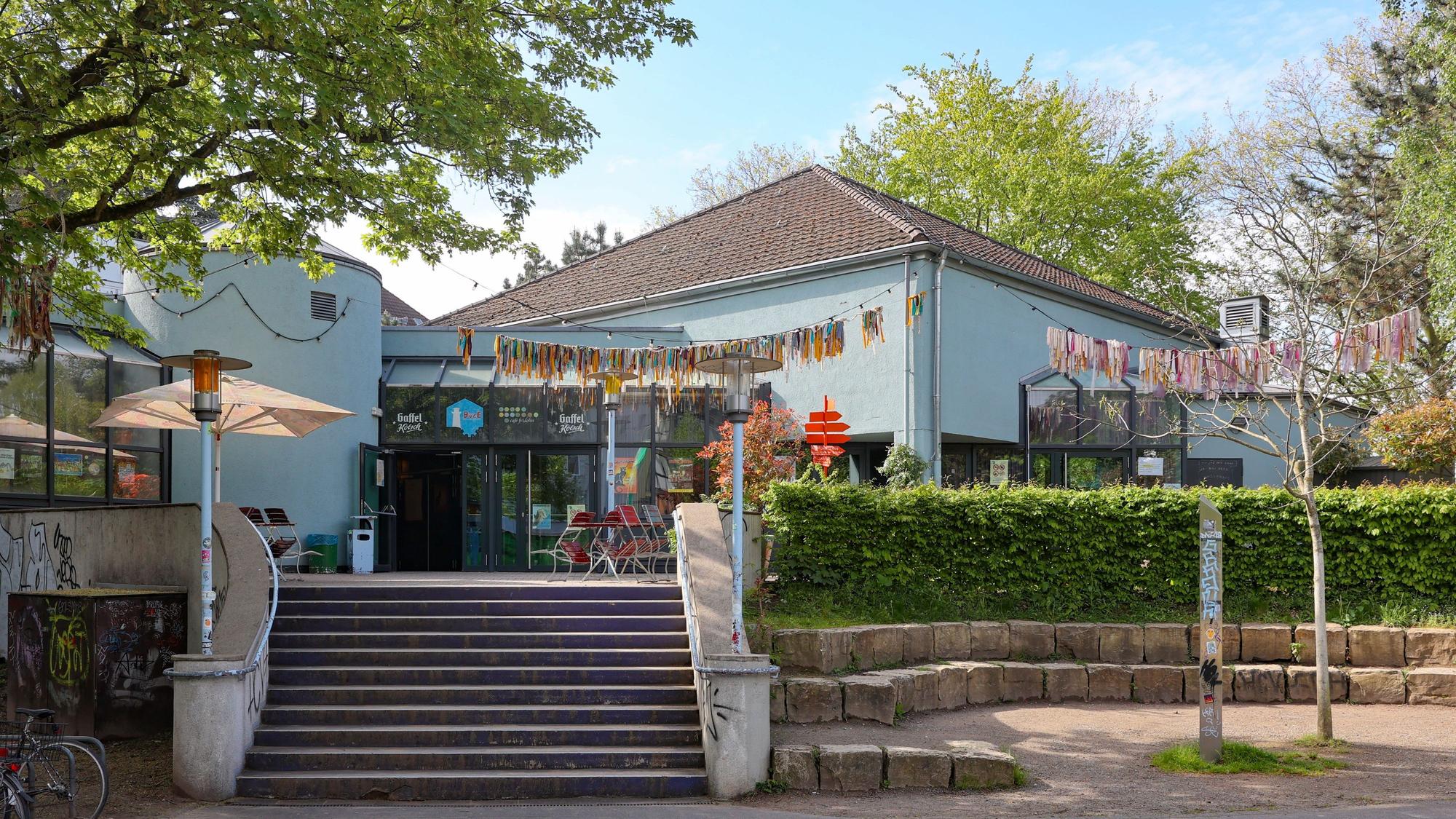 Das Kölner Bürgerzentrum ist vom Park aus zu sehen.