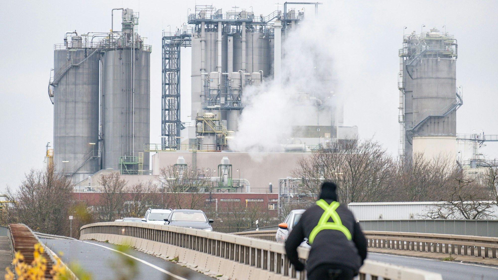 Dampf ist vor dem Chemiekonzern Evonik am Standort Wesseling zu sehen.