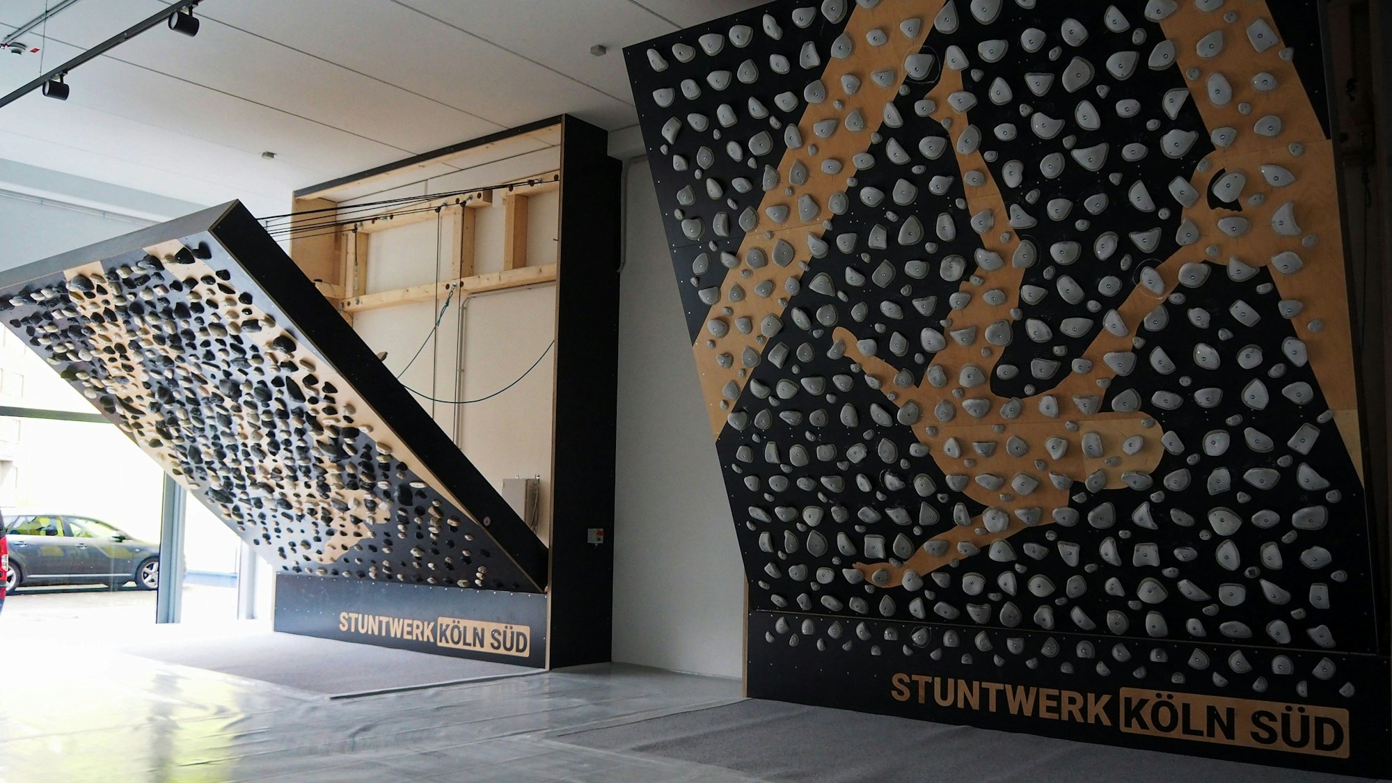 Neben der Boulderwände gibt es spezielle Trainingsboards, bei denen man per App eine Kletterstrecke auswählen kann.