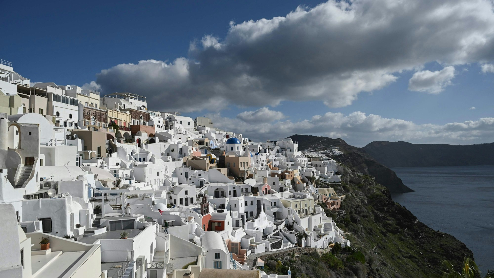This photograph shows a general view of the Oia village on the Greek island of Santorini while the authorities restrict the access to the tourists in some areas as a precaution due to recent seismic activity on February 5, 2025. Some 7,000 people have left the island, known for its spectacular cliffside views and dormant volcano, which has been hit by hundreds of tremors since January 24, 2025, officials said. (Photo by STRINGER / AFP)
