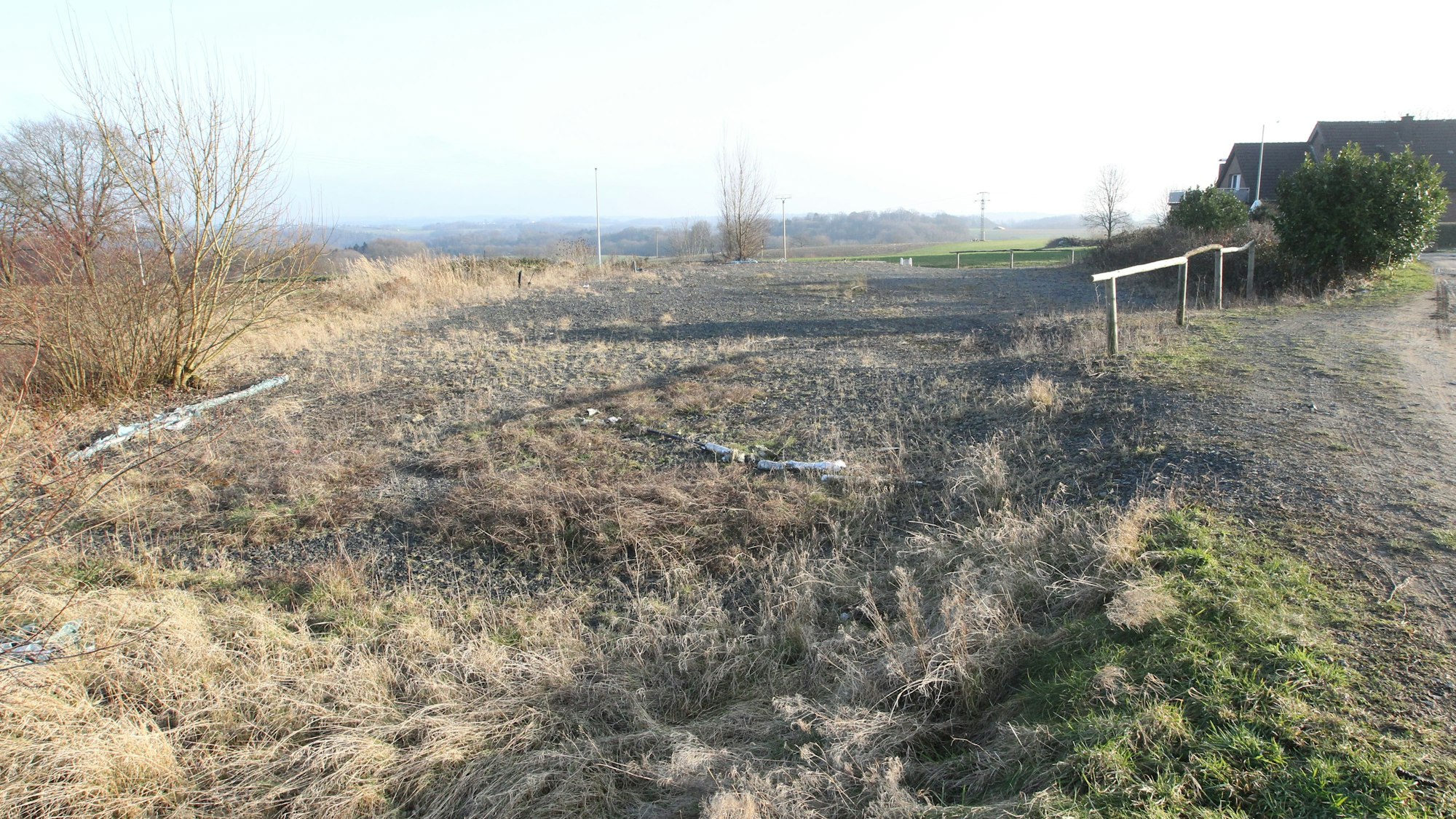 Auf dieser Wiese am Ortsende von Hochhausen an der Straße nach Wahn wird in naher Zukunft die Containernanlage entstehen.