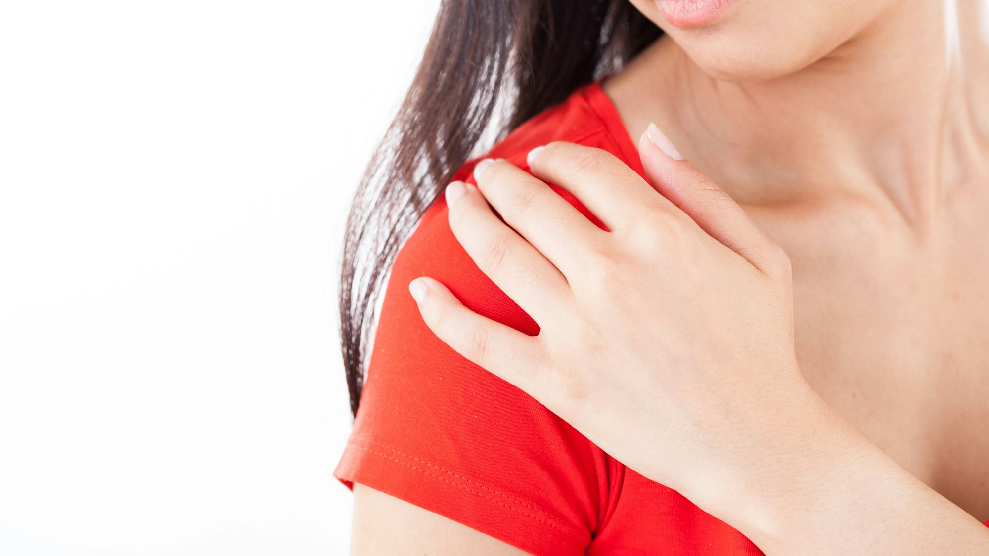 ILLUSTRATION - Arthrose, Kalkschulter oder Verspannungen: Die Ursache von anhaltenden Schulterschmerzen sollten in einer Arztpraxis abgeklärt werden. (zu dpa: «Schulterschmerzen: Woher sie kommen, was wir tun können») Foto: Christin Klose/dpa-tmn - Honorarfrei nur für Bezieher des dpa-Themendienstes +++ dpa-Themendienst +++