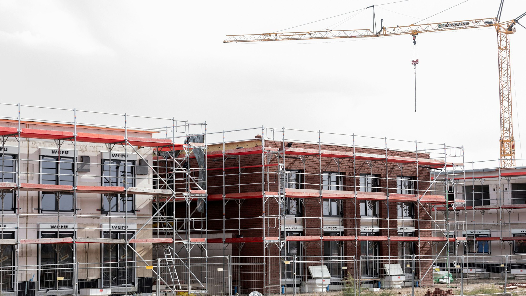 Zu sehen sind Neubauten im Kölner Umland.