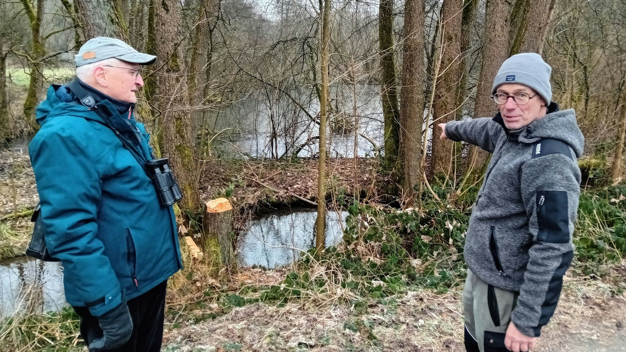 Zwei Männer vor einem Teich.
