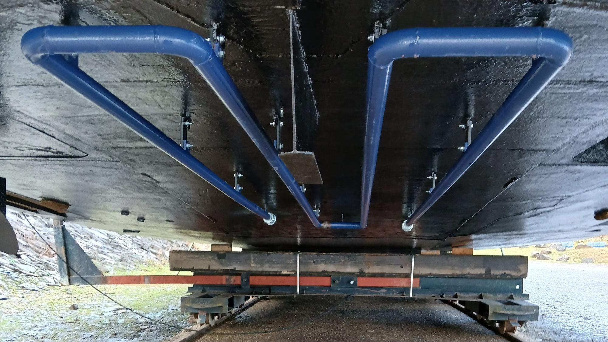 In blau gestrichene Rohre dienen der Motorenkühlung. Sie sind unter dem Rumpf des an Land gezogenen Rursee-Schiffs Aachen angebracht.