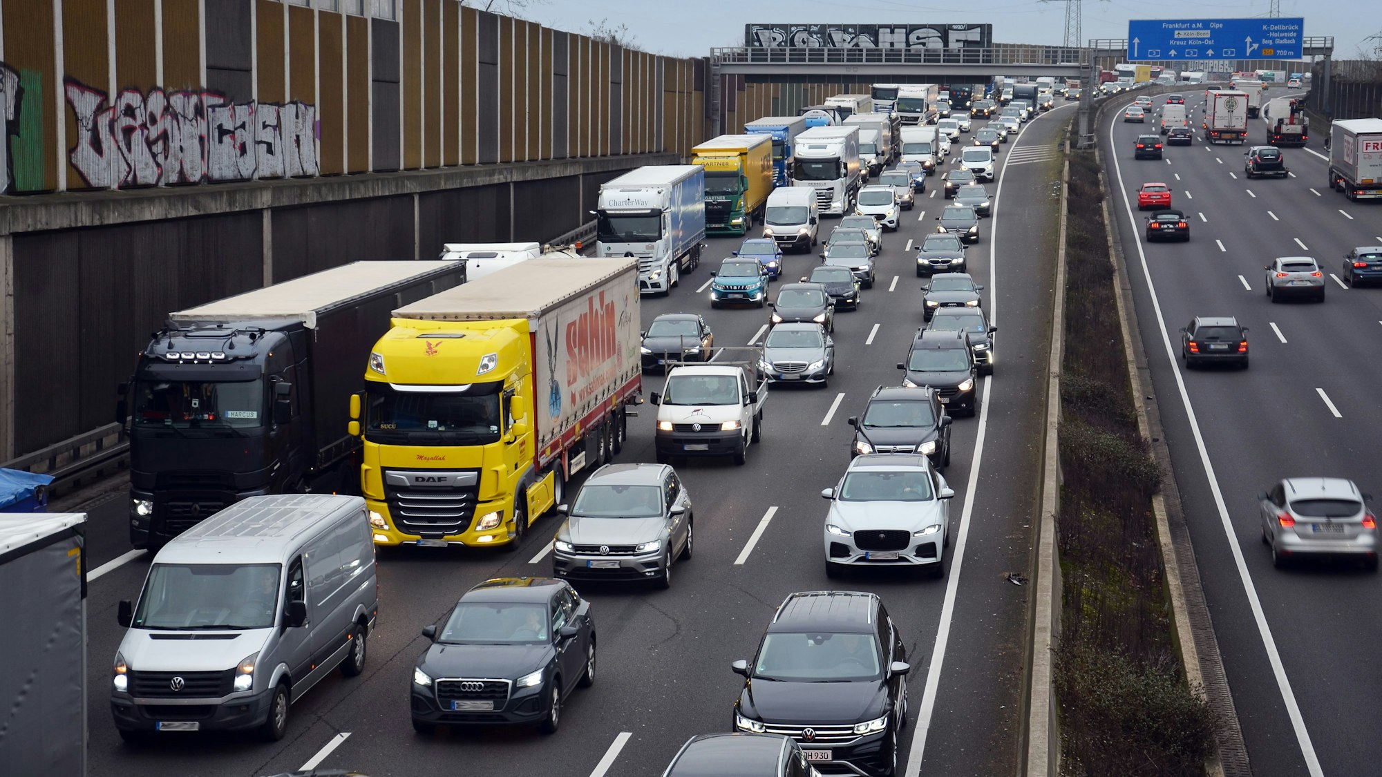 Ein alltägliches Bild: Stau und stockender Verkehr auf der Autobahn A3 zwischen Köln und Leverkusen