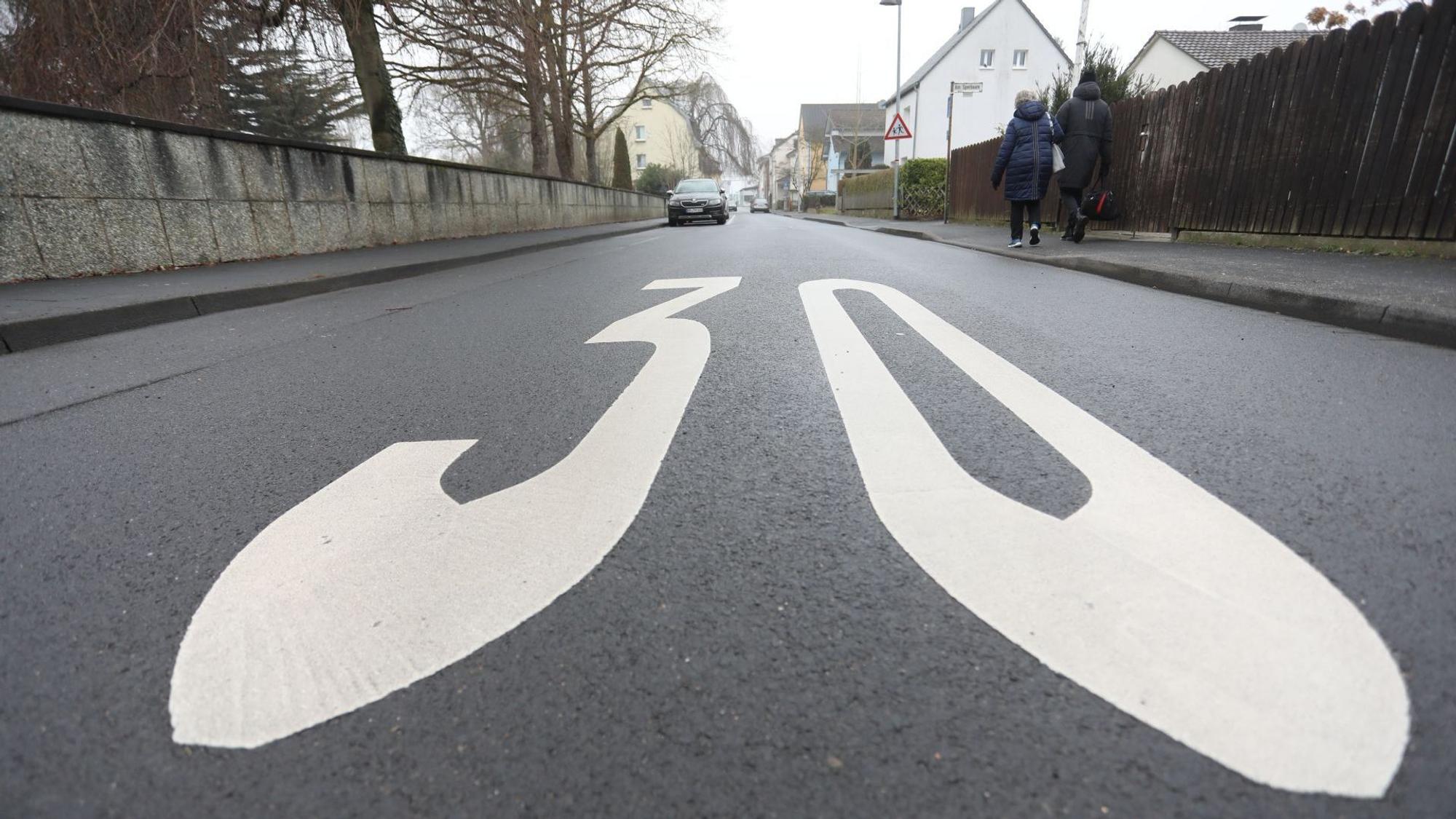 Das Bild zeigt ein Piktogramm mit einer 30 auf einer Straße.