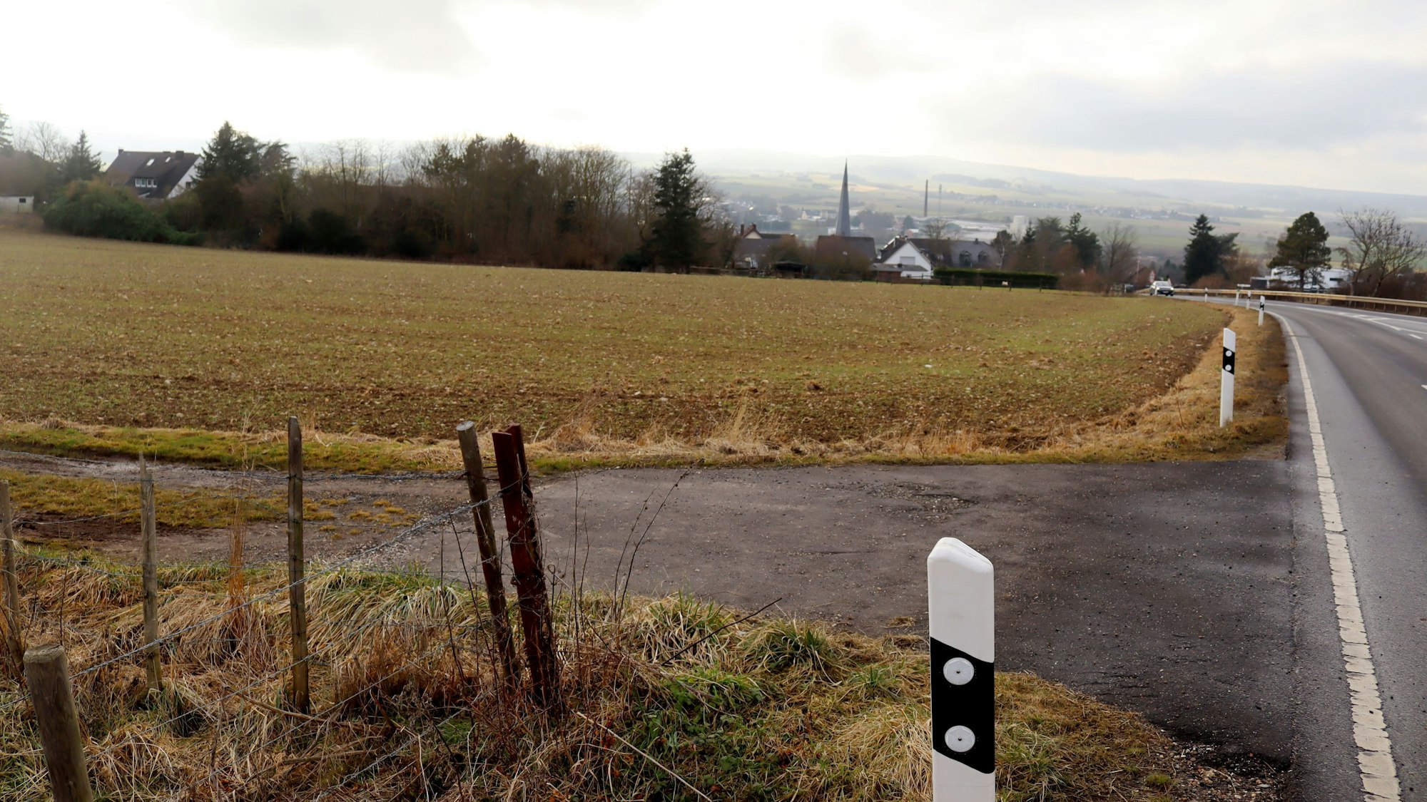 Blick aus Richtung Kirchheim auf einen Teil der Fläche, die bald Neubaugebiet wird. Teile der Entwässerung werden entlang der L11 geführt.