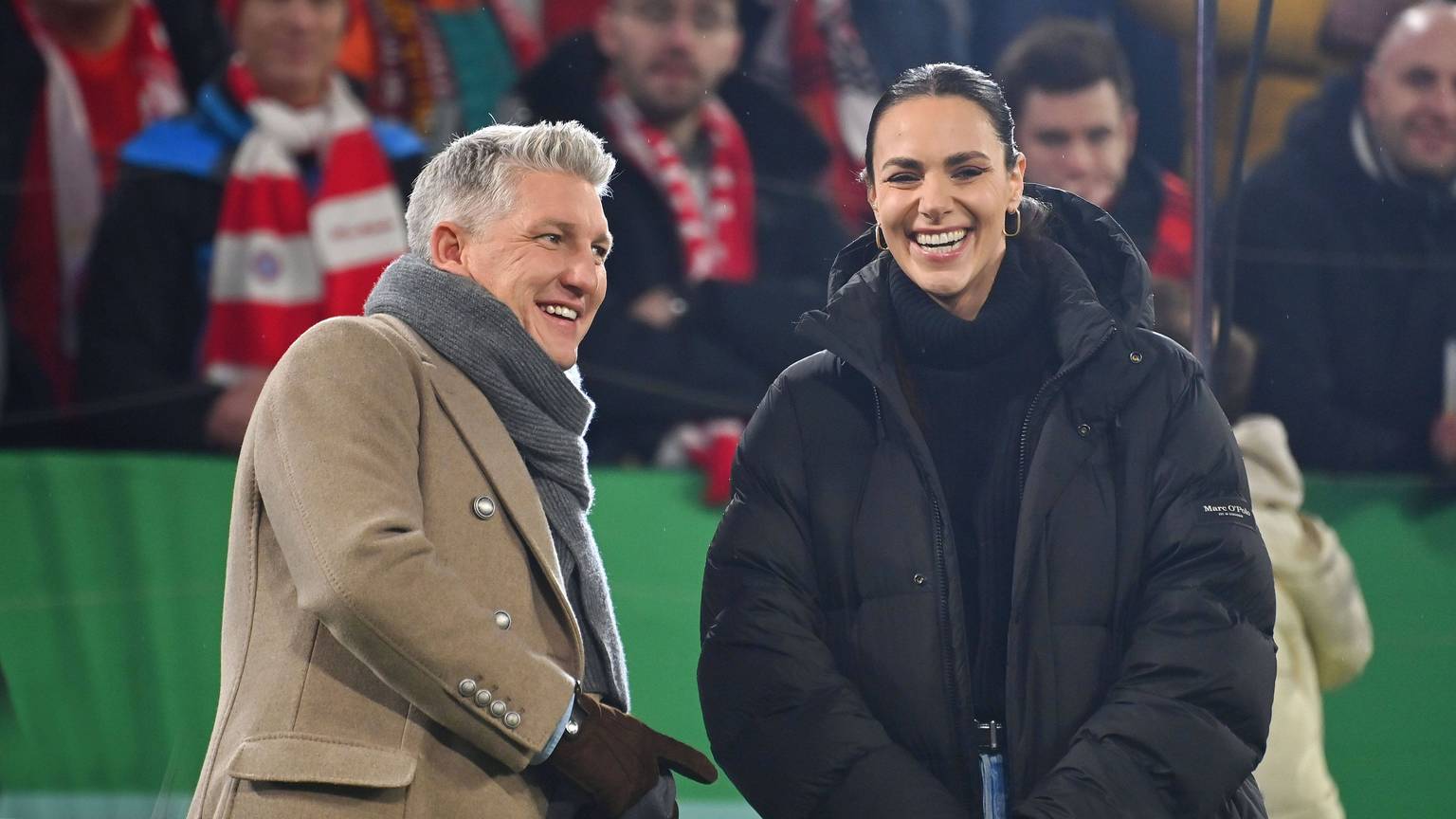 Bastian Schweinsteiger und Esther Sedlaczek stehen am Spielfeldrand.