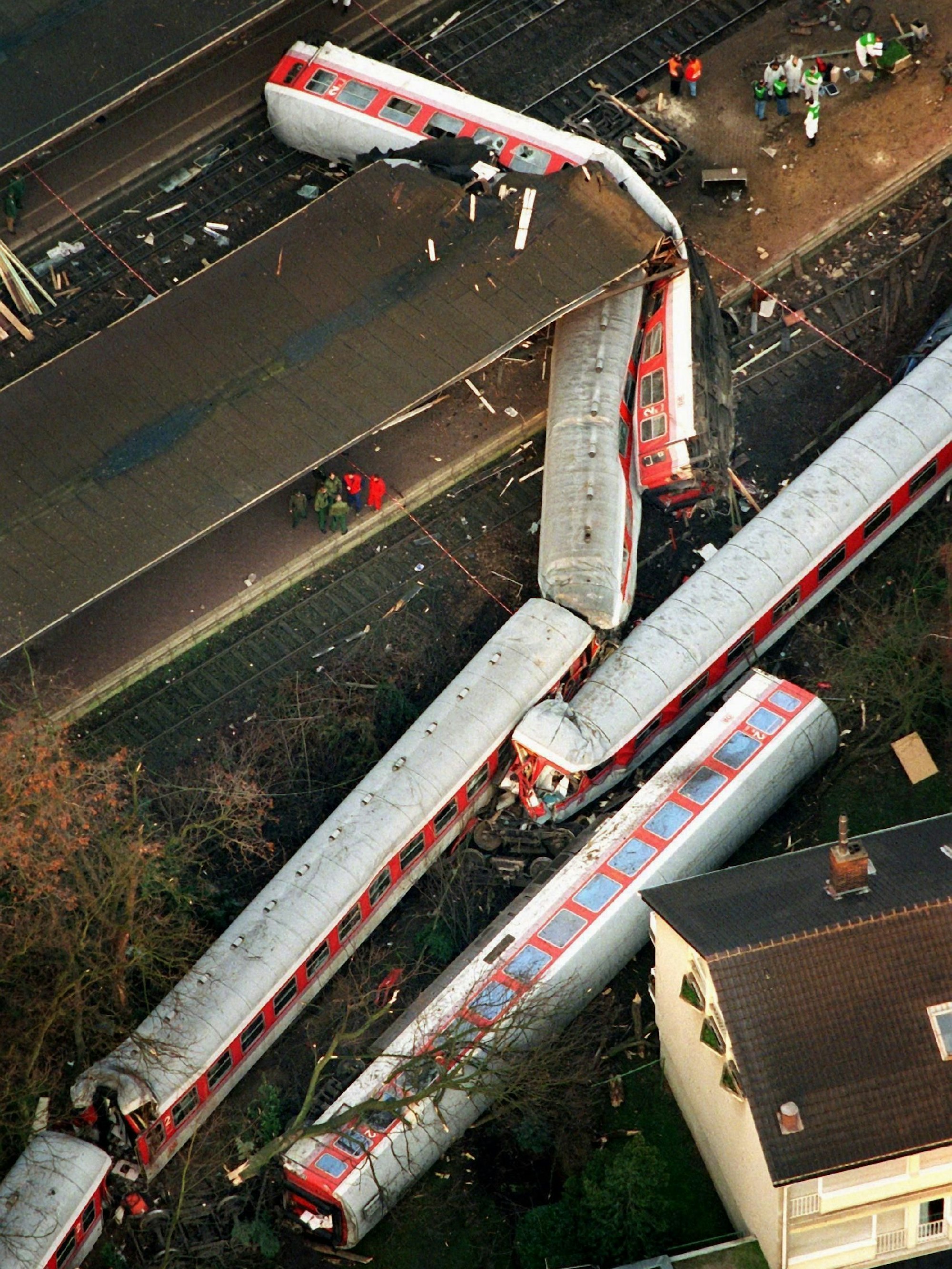 Das Bild zeigt die entgleisten Waggons an der Unfallstelle im Bahnhof Brühl.