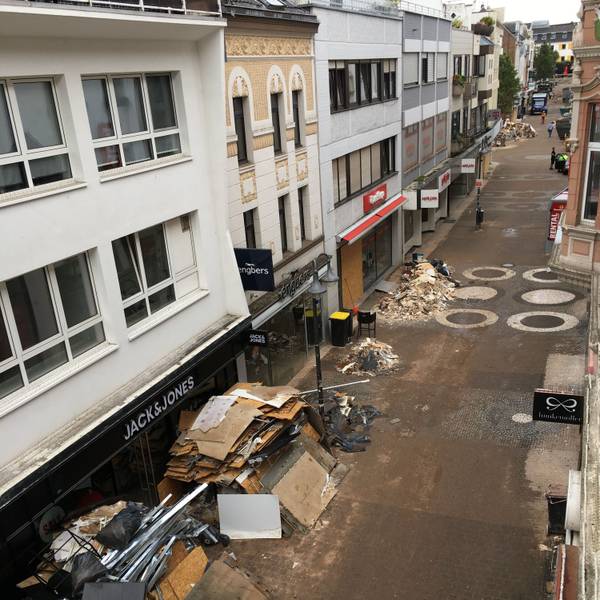 Vor den Ladenlokalen in der verschlammten Neustraße türmt sich der Sperrmüll.